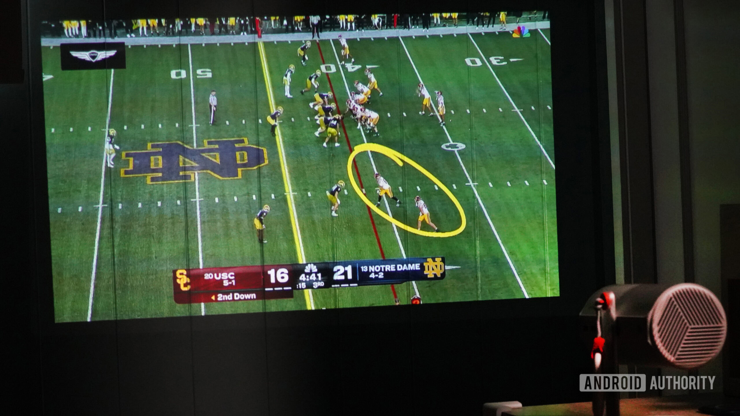 Destaques do XGIMI Mogo 4 Sports Um XGIMI Mogo 4 projeta destaques esportivos em uma parede.