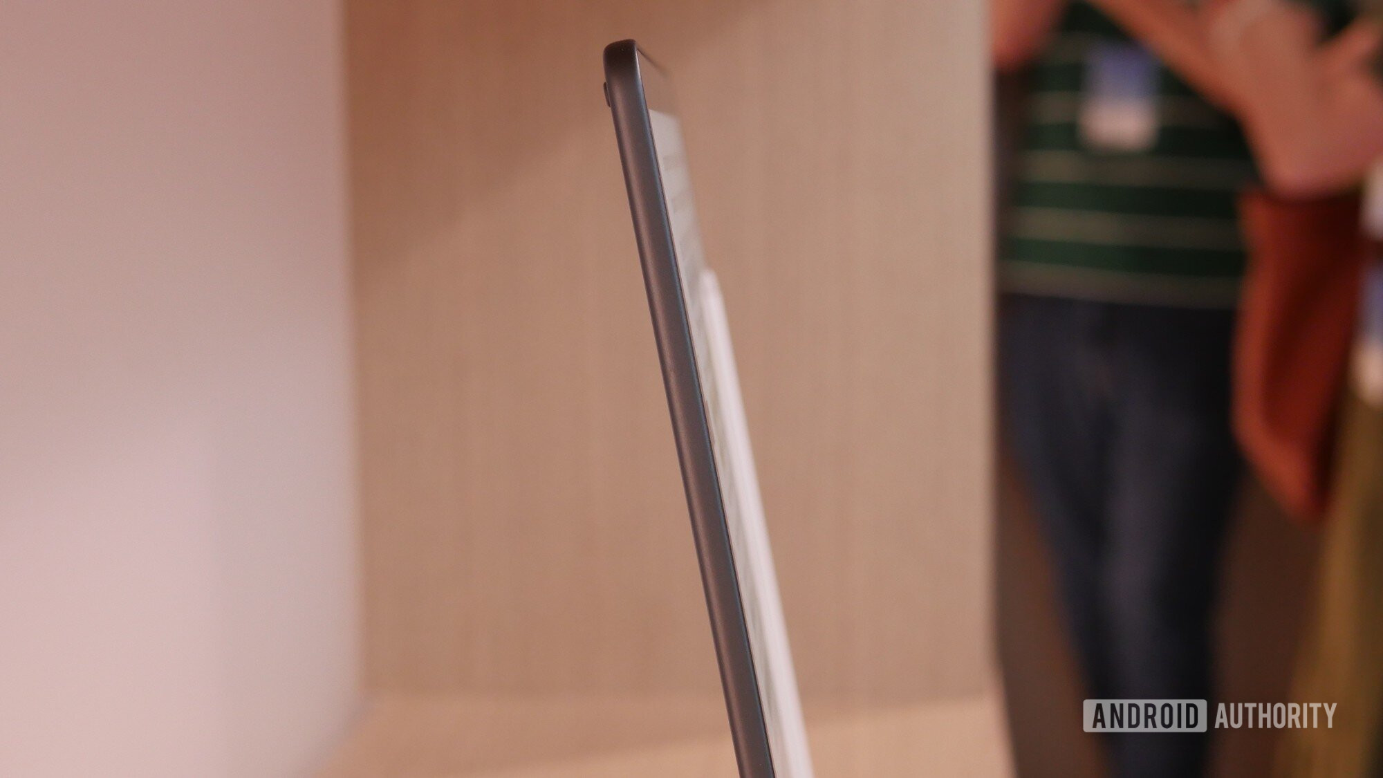 kindle escriba cor fina O Kindle Scribe Colorsoft apresenta uma construção mais fina.