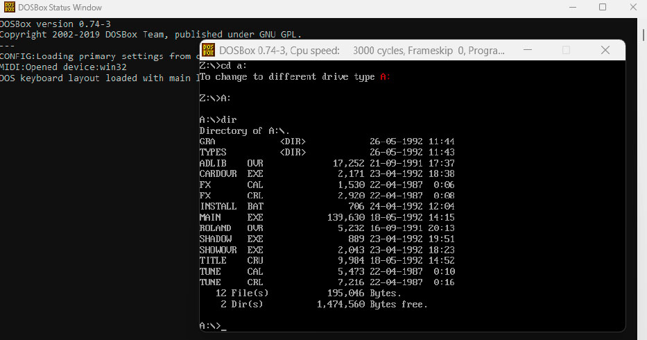 O comando mais importante do DOSBox é mount. Você o usa para preparar as unidades e pastas que serão necessárias posteriormente para instalar e iniciar o software. O comando dir mostra o conteúdo de um diretório, na imagem por exemplo o disquete do jogo Shadowland (1992).