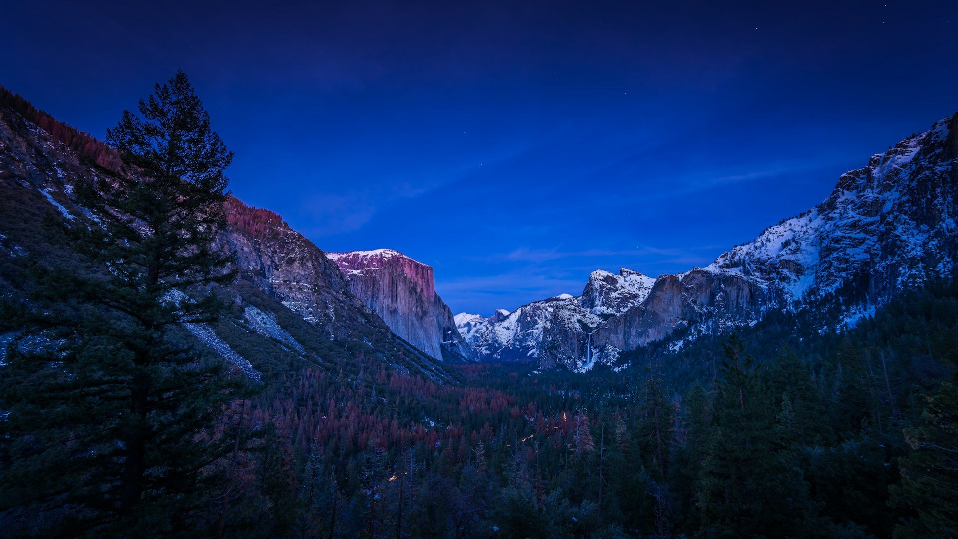 Após o anoitecer em El Capitan, Yorkshire-Nationalpark no inverno. Foto de Kellen-riggin -unsplash.
