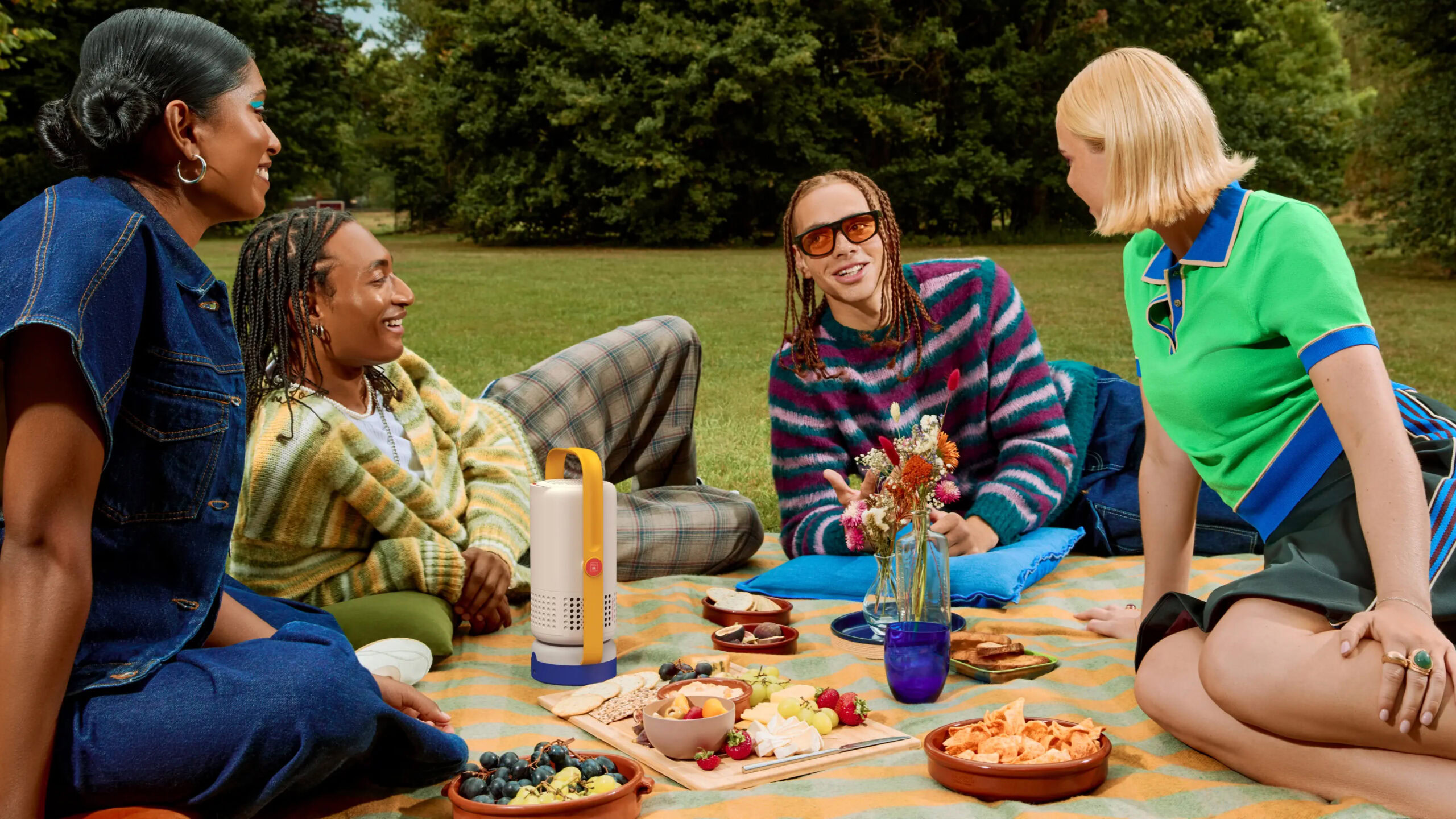 Projetor portátil inteligente XGIMI Vibe One Mini 1080P no piquenique Projetor portátil inteligente XGIMI Vibe One Mini 1080P no piquenique