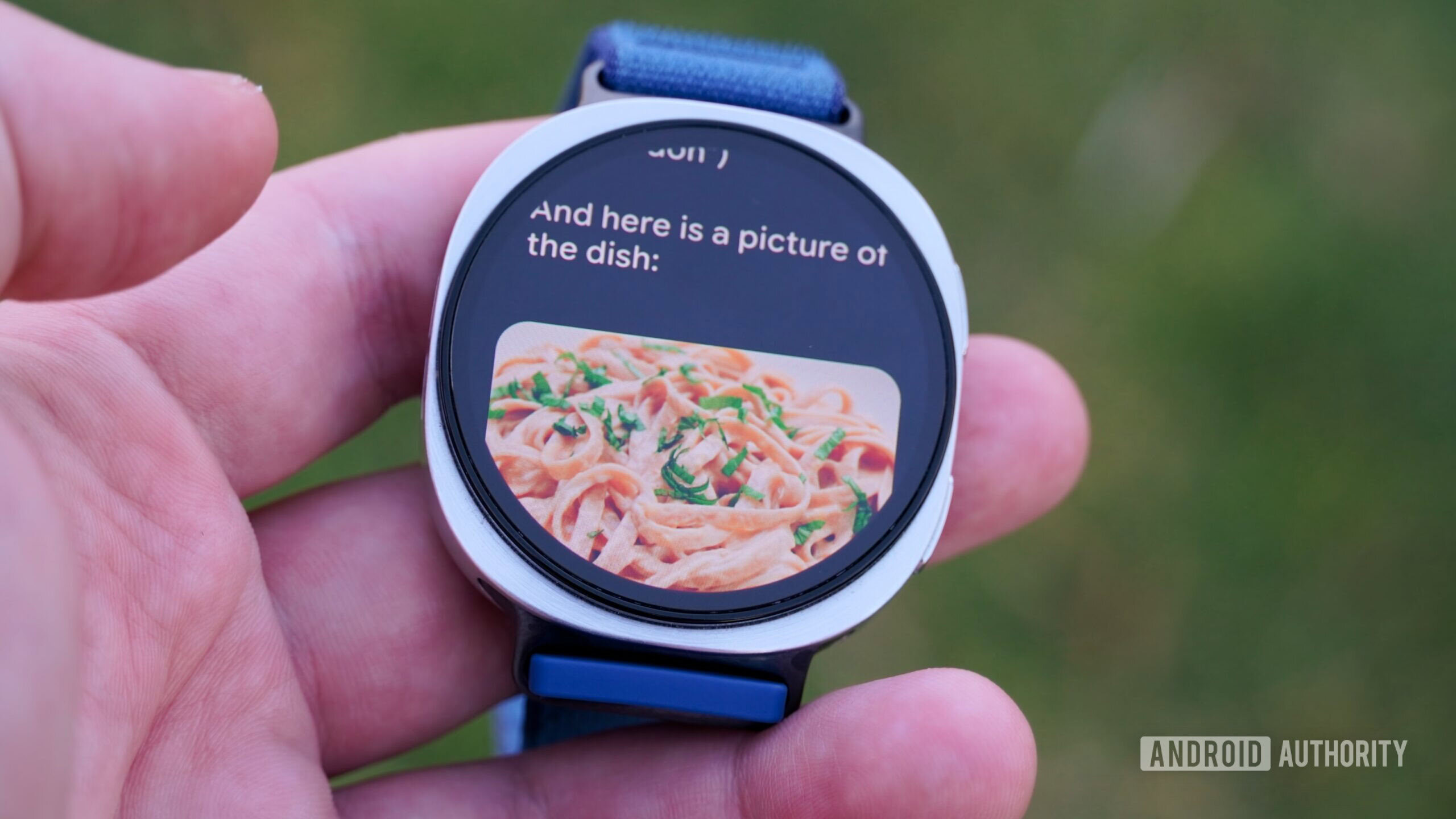 Gêmeos mostrando uma foto de macarrão em um Galaxy Watch 8.