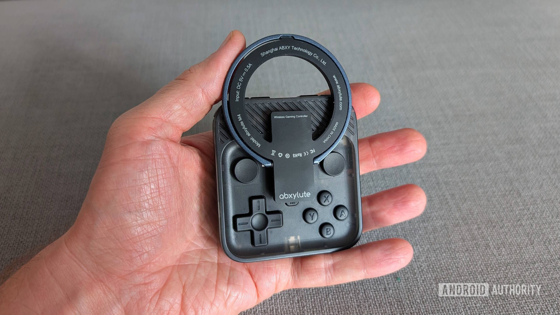 Controlador Abxylute M4 em mãos Controlador Abxylute M4 em mãos