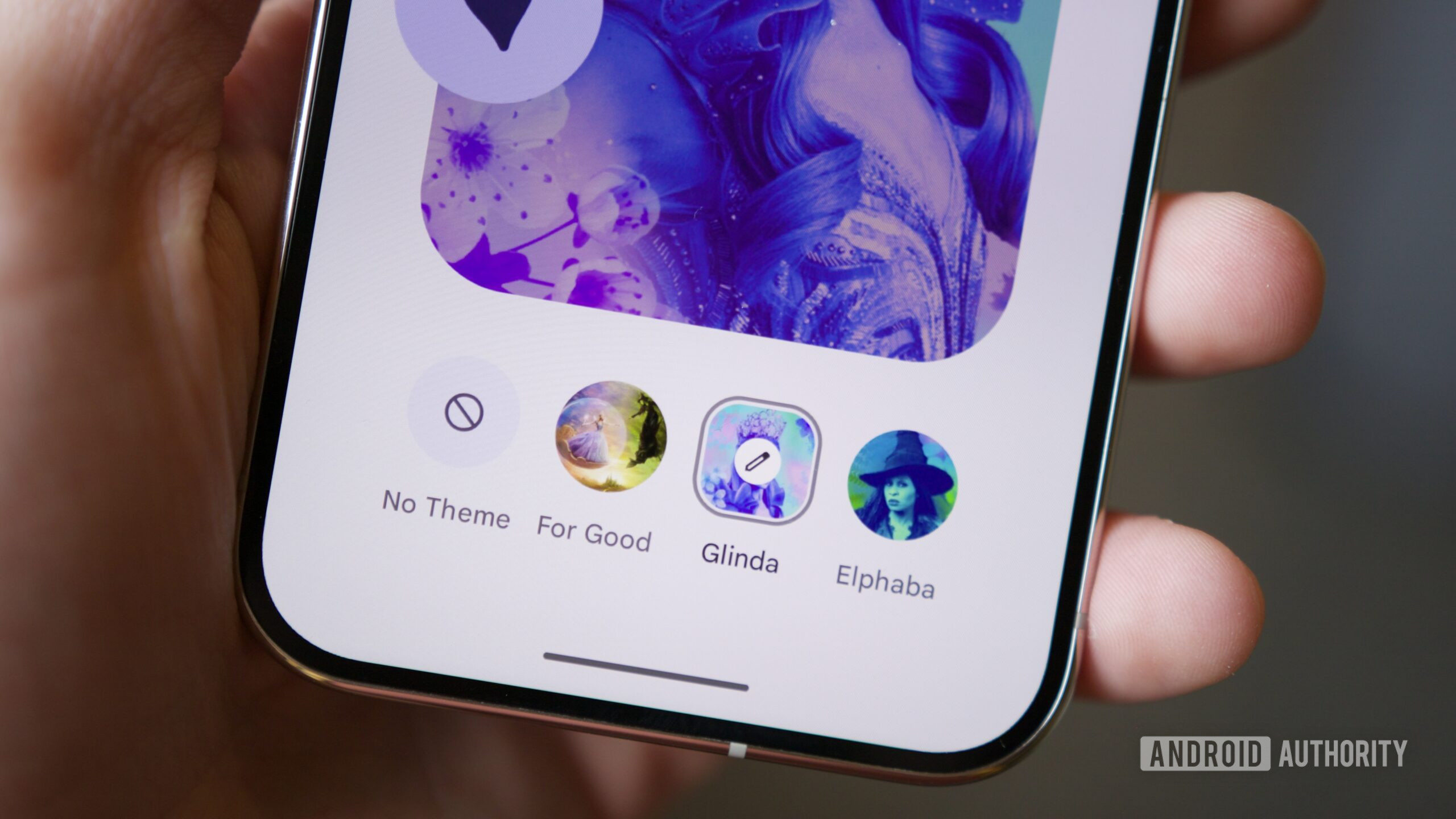 O pacote temático Wicked rodando em um smartphone Pixel.
