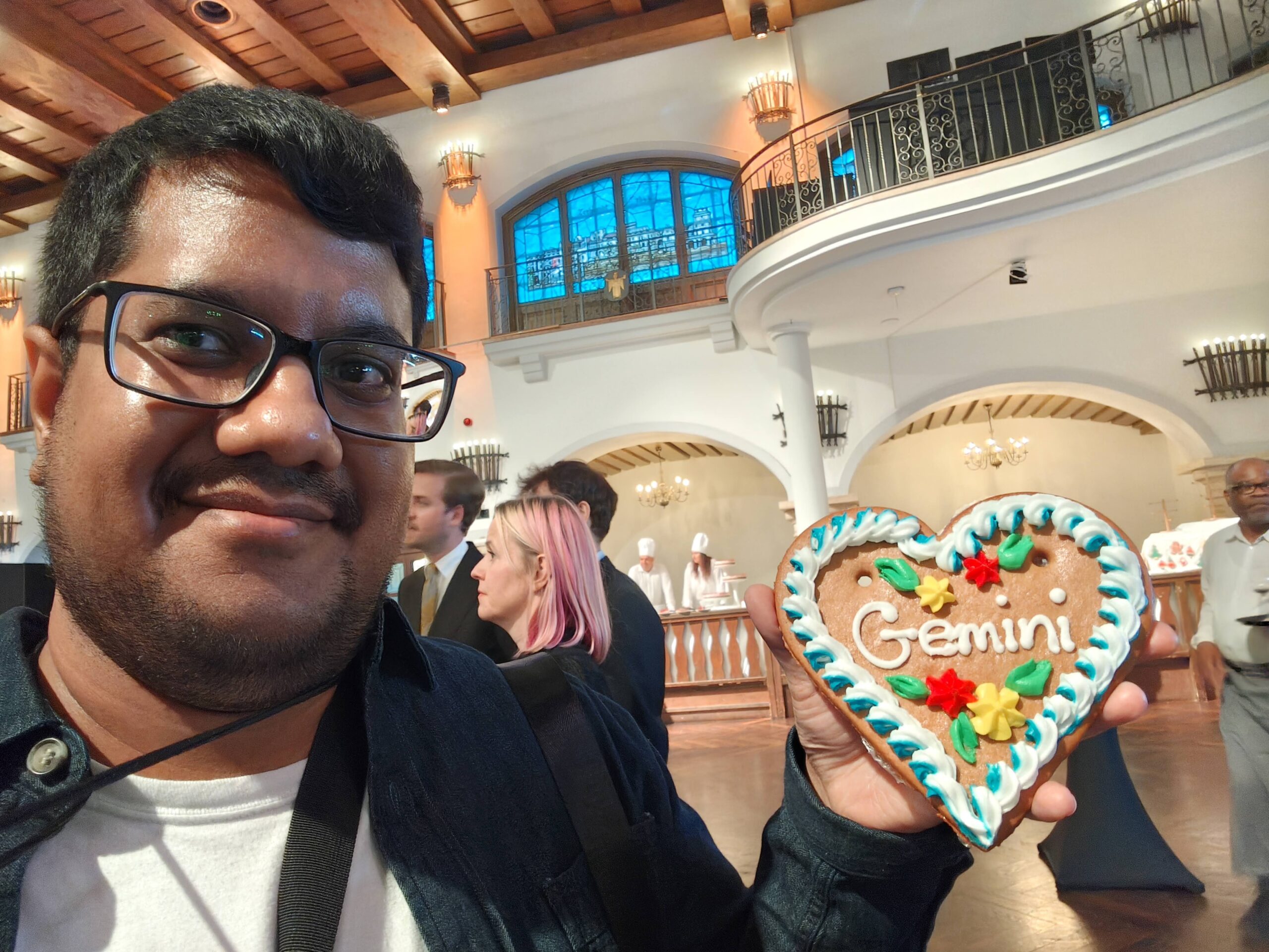 Eu segurando um biscoito de gengibre que diz Gêmeos