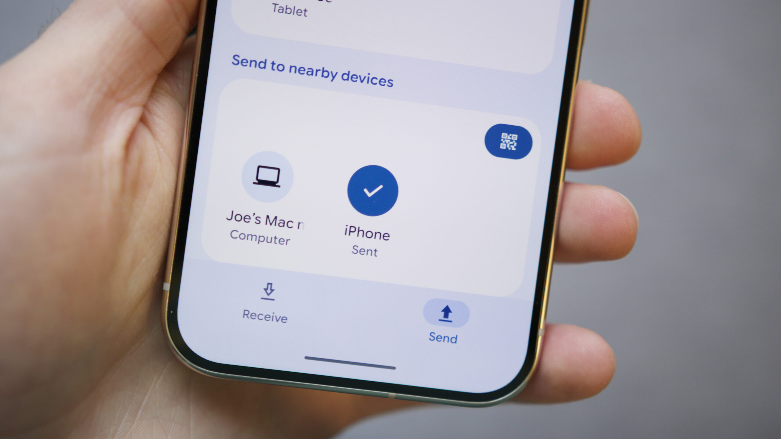 Um Pixel 10 que enviou um arquivo para um iPhone pelo Quick Share.