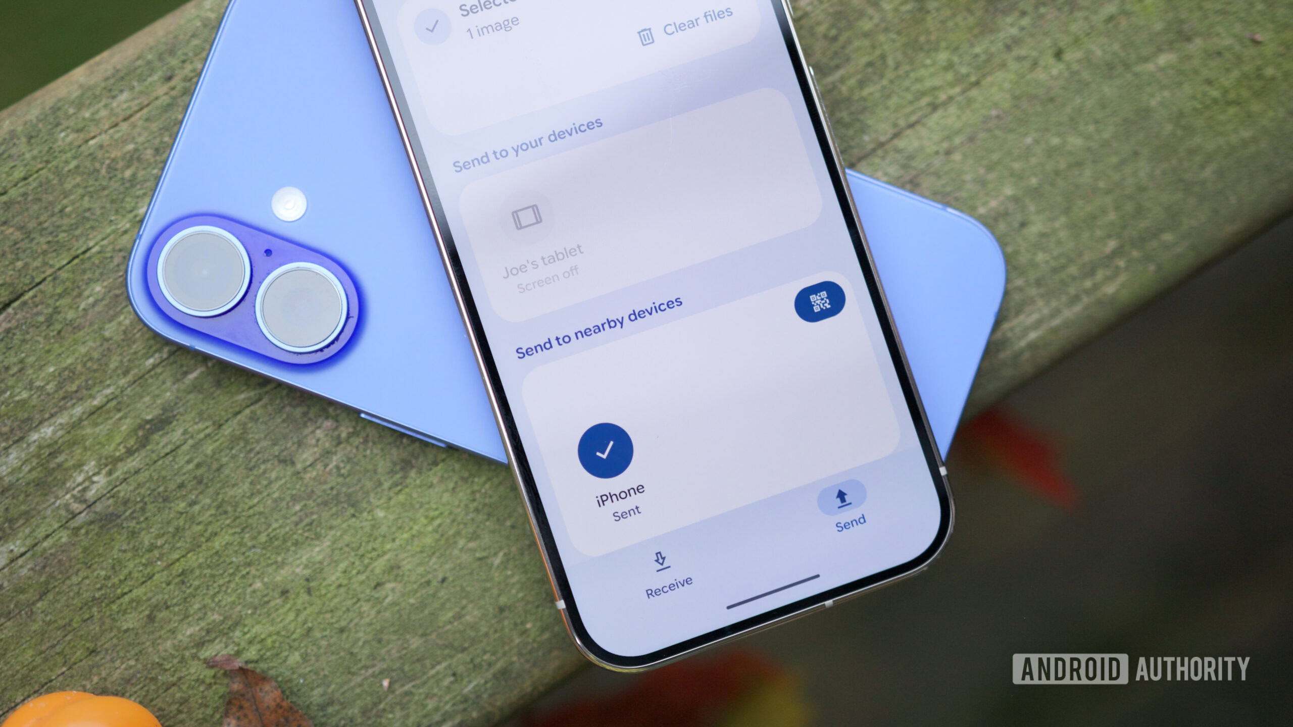 herói de compartilhamento rápido de lançamento aéreo 12 Quick Share em um Pixel, mostrando um iPhone como um dispositivo disponível para compartilhar.