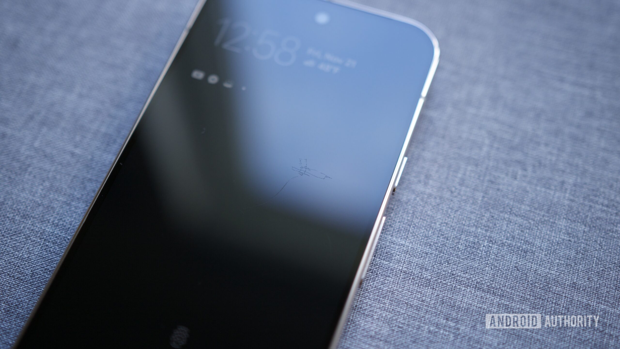 pixel 10 pro tela arranhada 5 Uma foto em close de um Pixel 10 Pro com arranhões na tela.