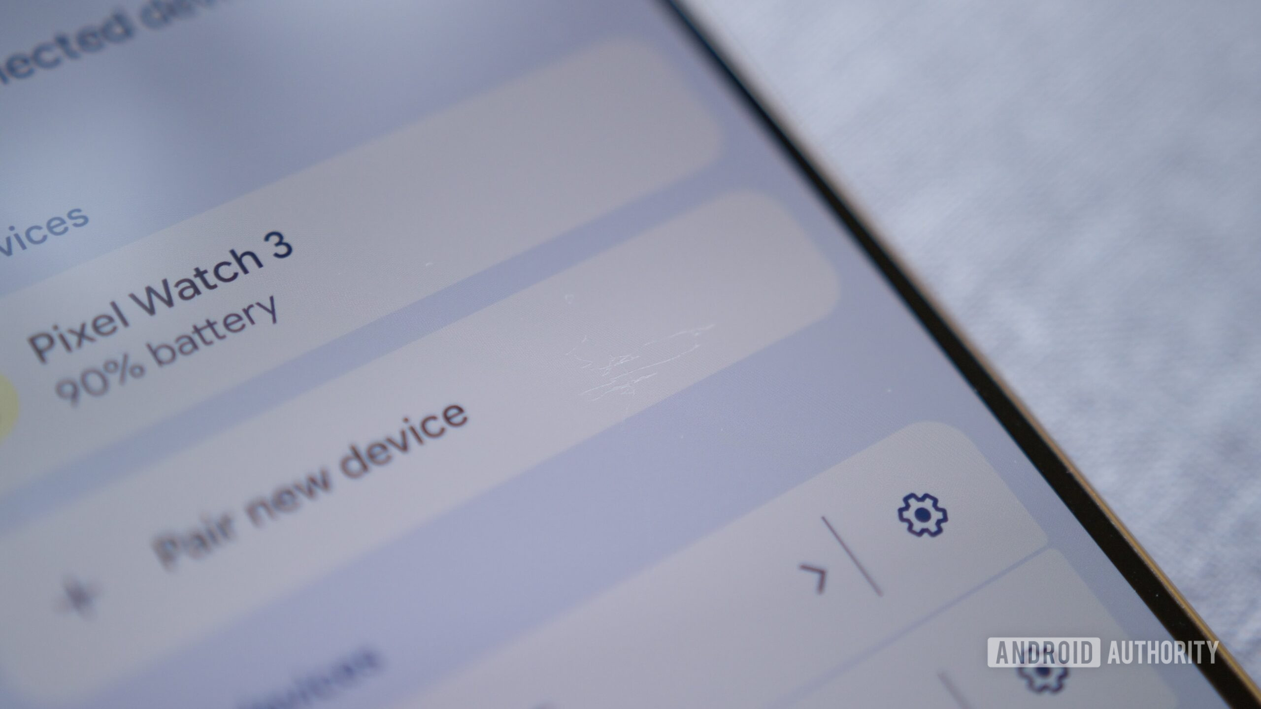 Uma foto em close de um Pixel 10 Pro com arranhões na tela.