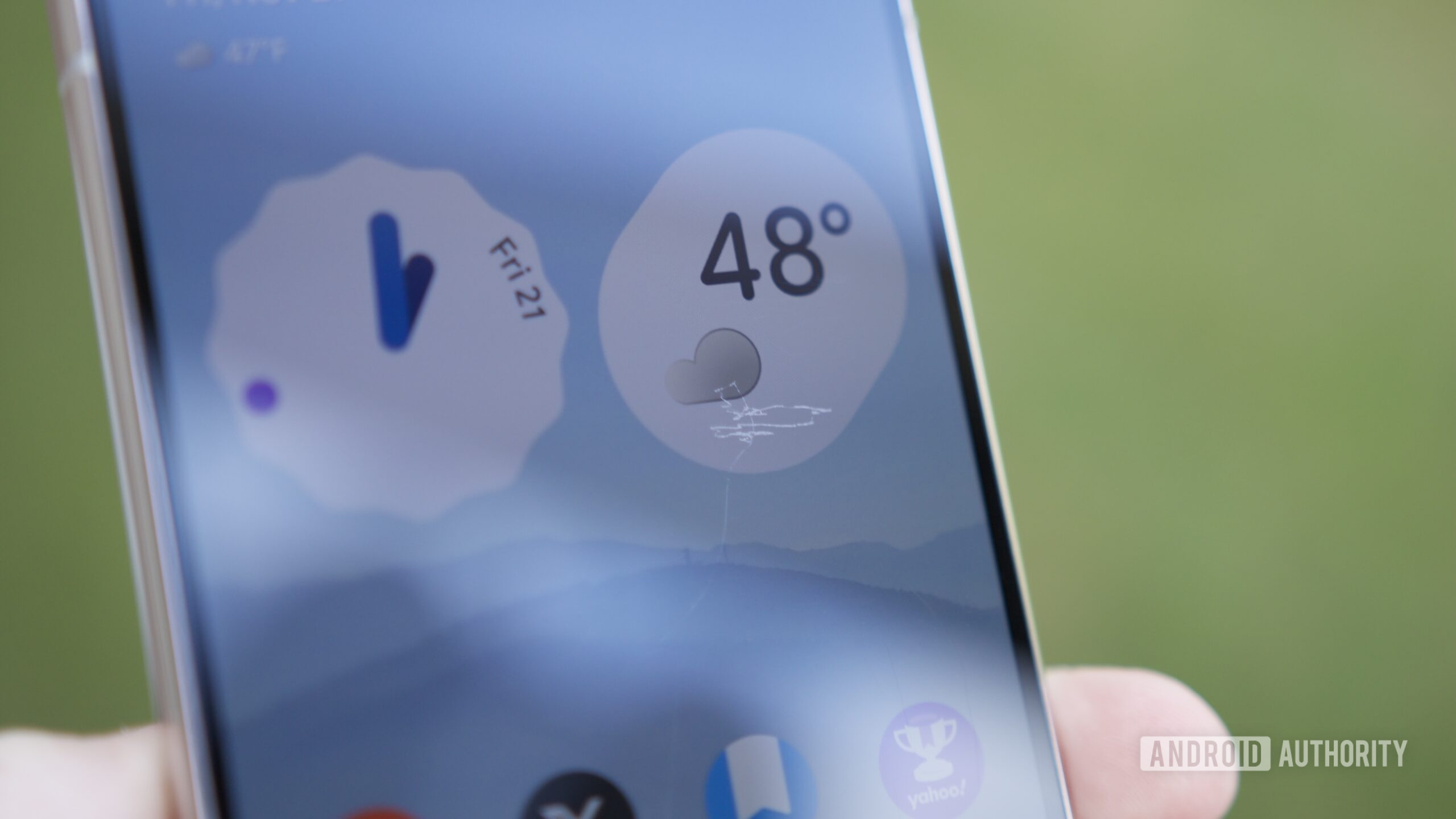 pixel 10 pro tela arranhada 7 Uma foto em close de um Pixel 10 Pro com arranhões na tela.