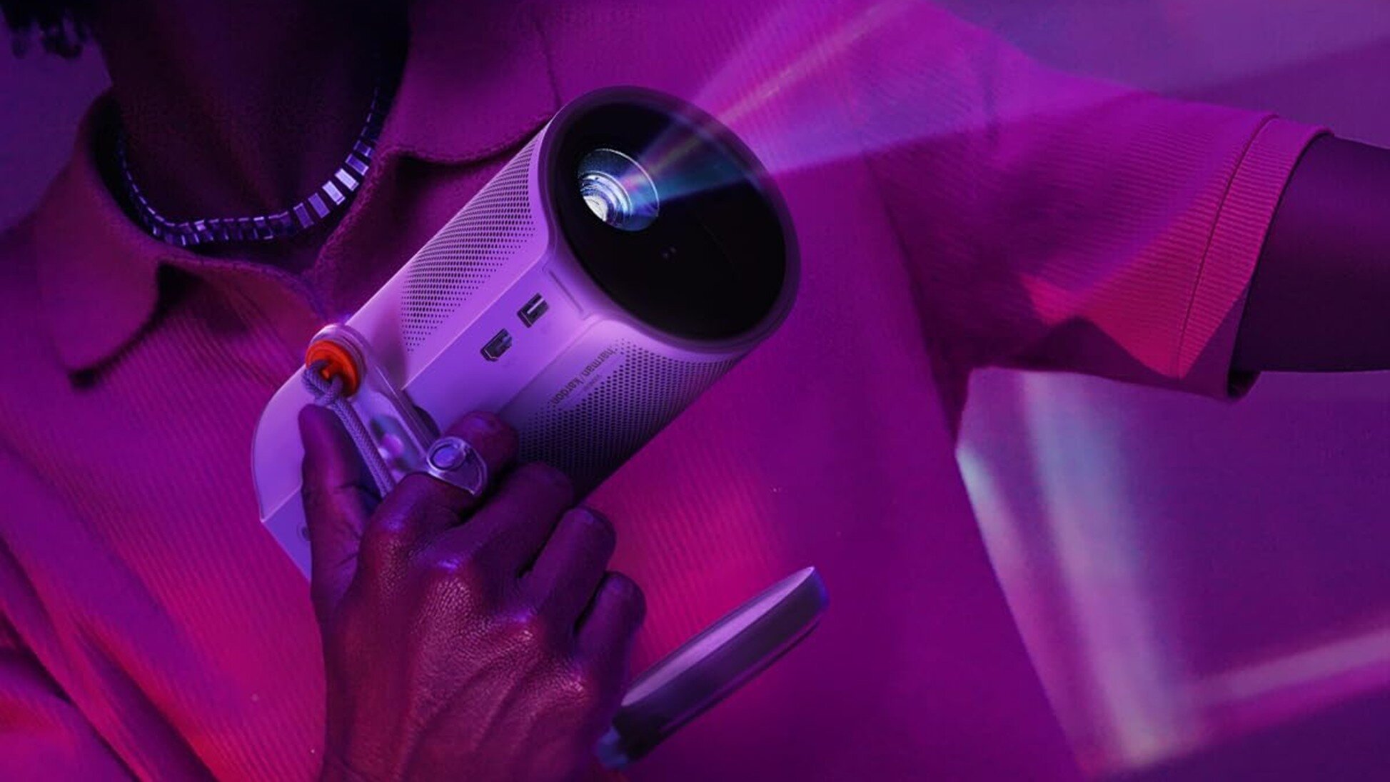 O projetor portátil a laser XGIMI MoGo 4 é uma ótima opção da Black Friday para os fãs da NFL.