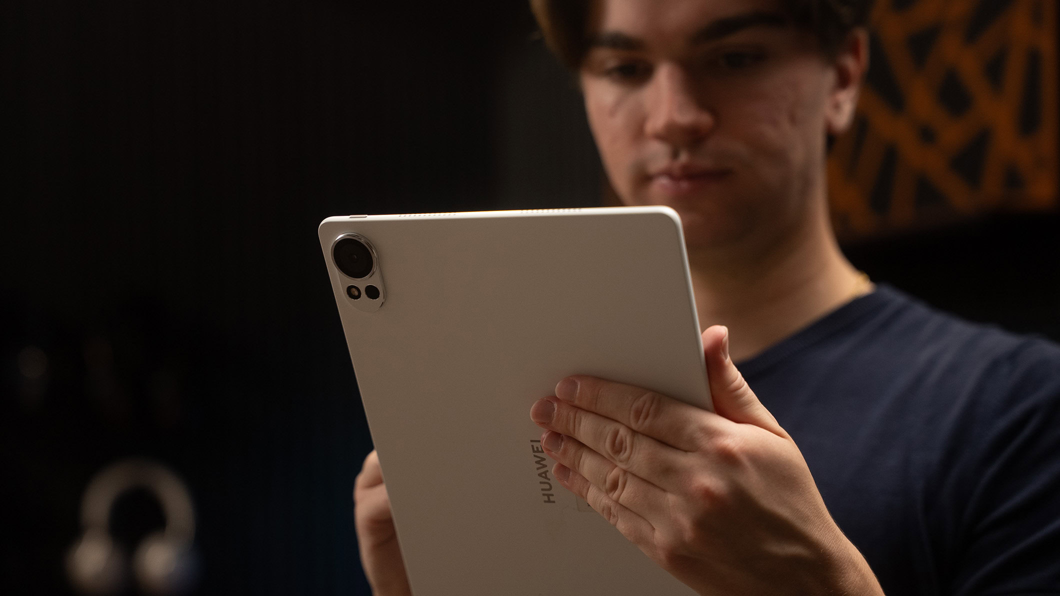 Tablet Huawei MatePad 12 X na mão Tablet Huawei MatePad 12 X na mão