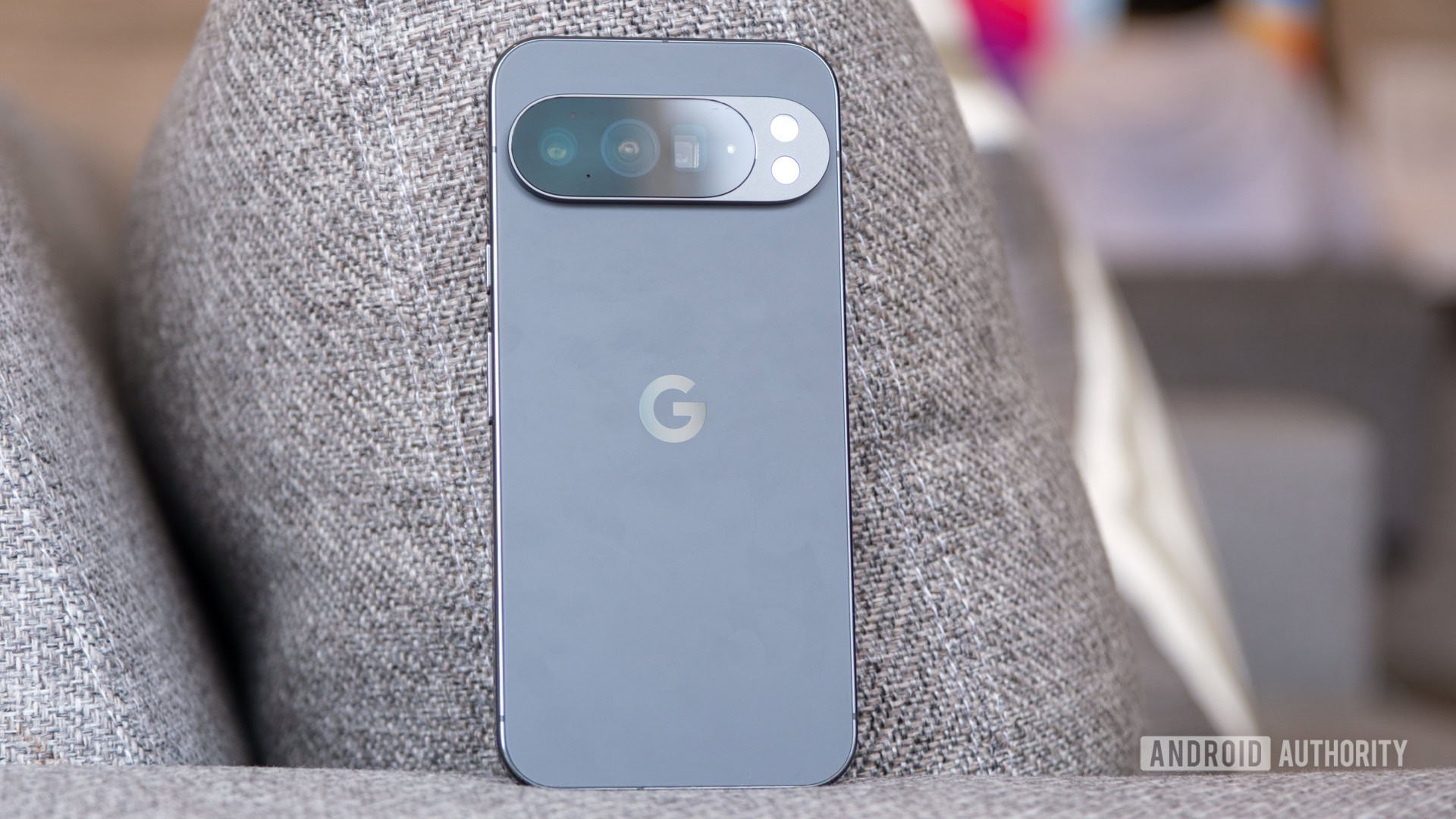 Google Pixel 10 Pro XL em pé no sofá