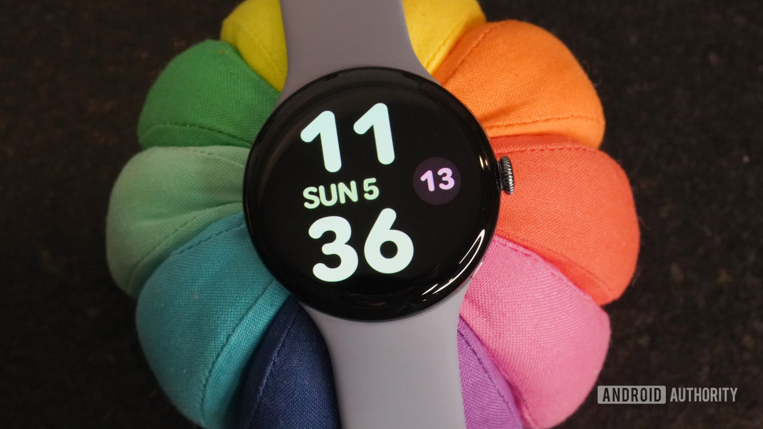 Um Pixel Watch 4 exibe um mostrador de relógio.