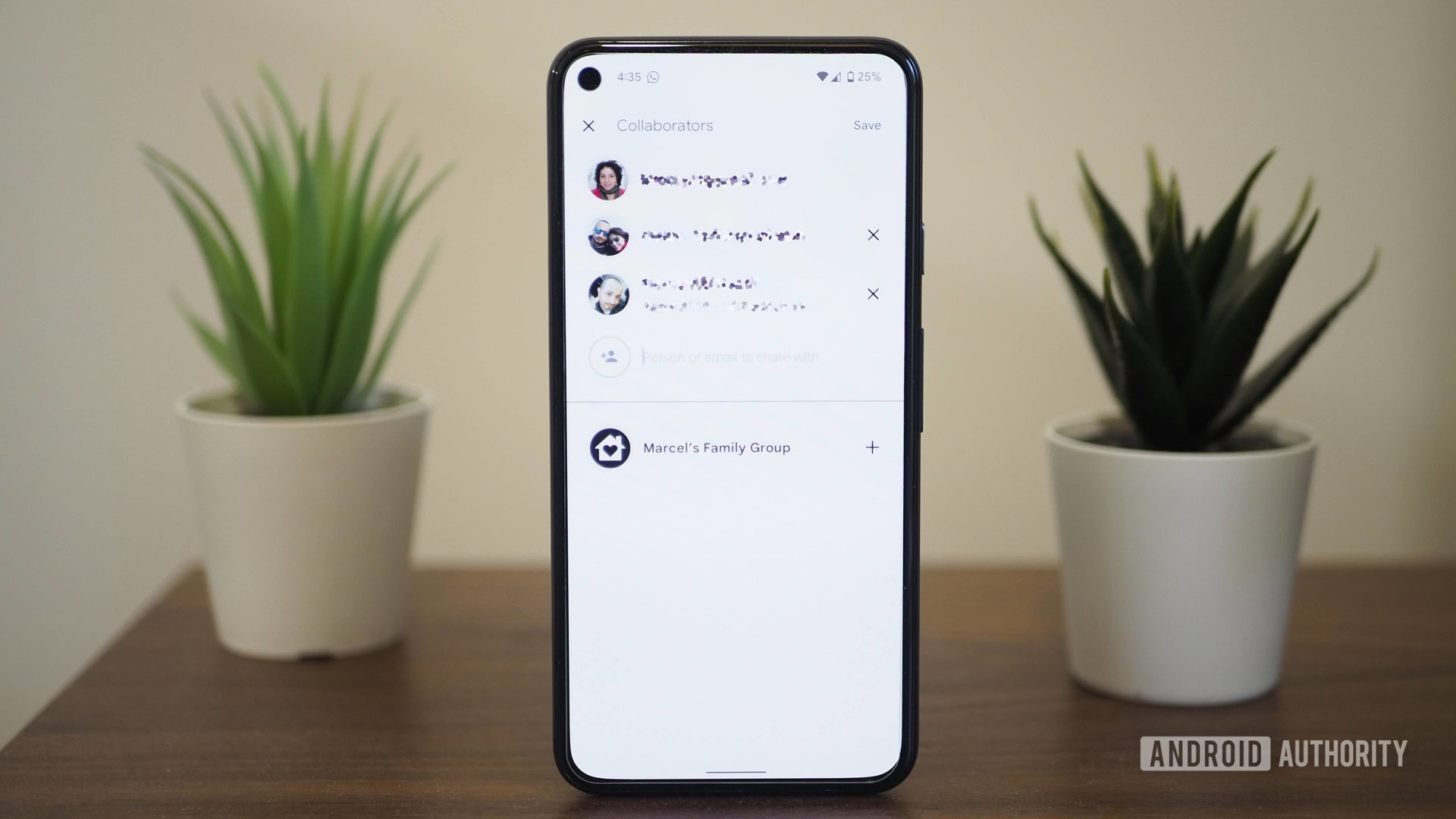 compartilhamento familiar da conta do Google Google Pixel 5 em uma mesa mostrando o compartilhamento de notas do Google Keep com a conta familiar