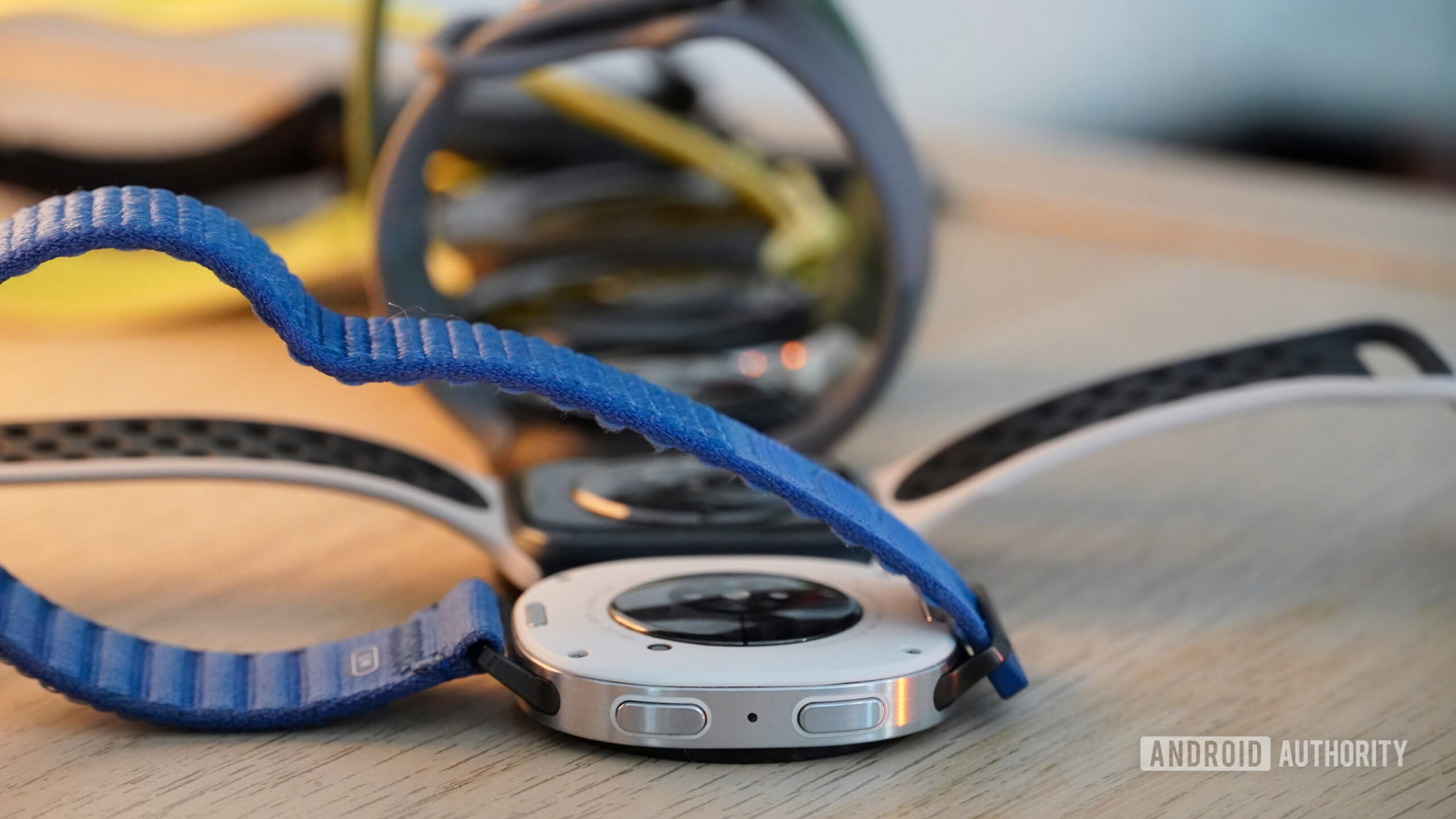 Galaxy Watch 8 AA 4 Uma coleção de smartwatches mostrando o tamanho de seus sensores, com o Galaxy Watch 8 na frente.