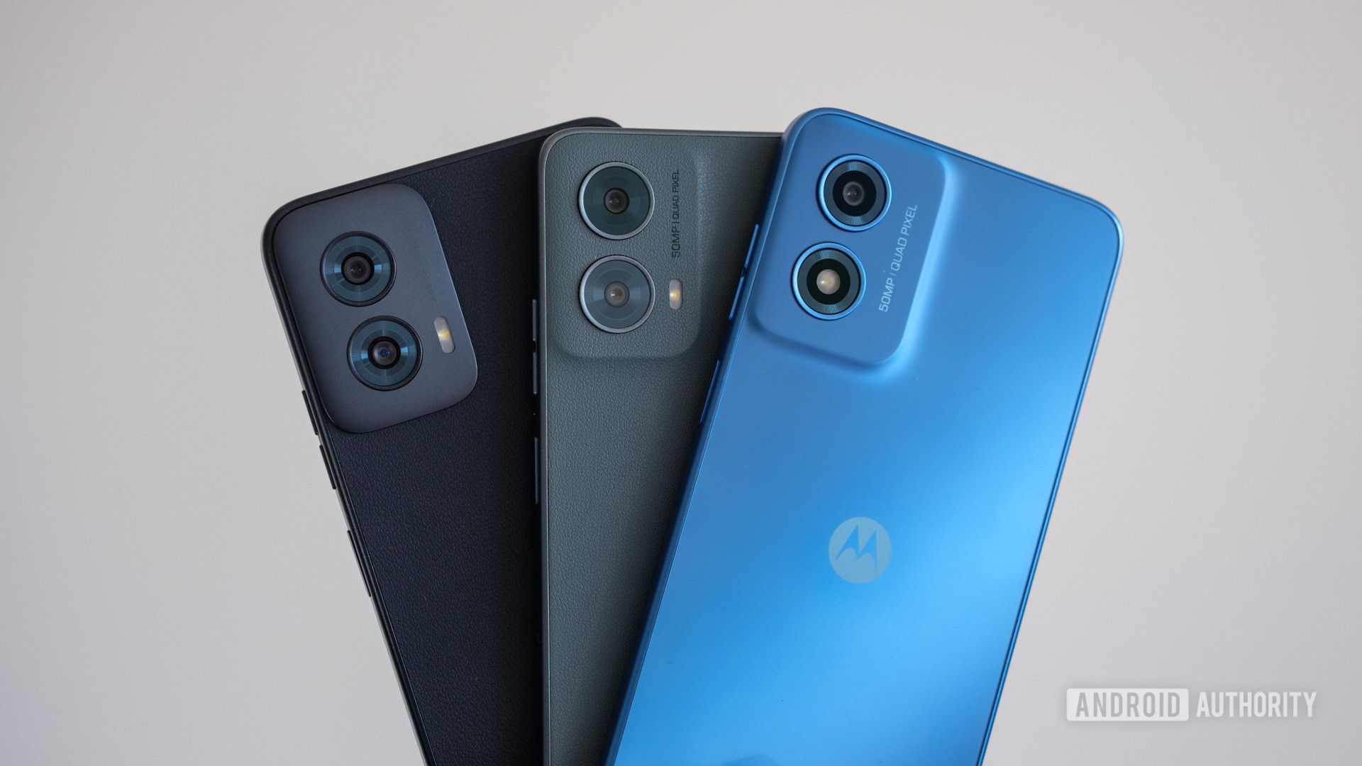 Alternativas do Motorola Moto G Play 2024 em mãos