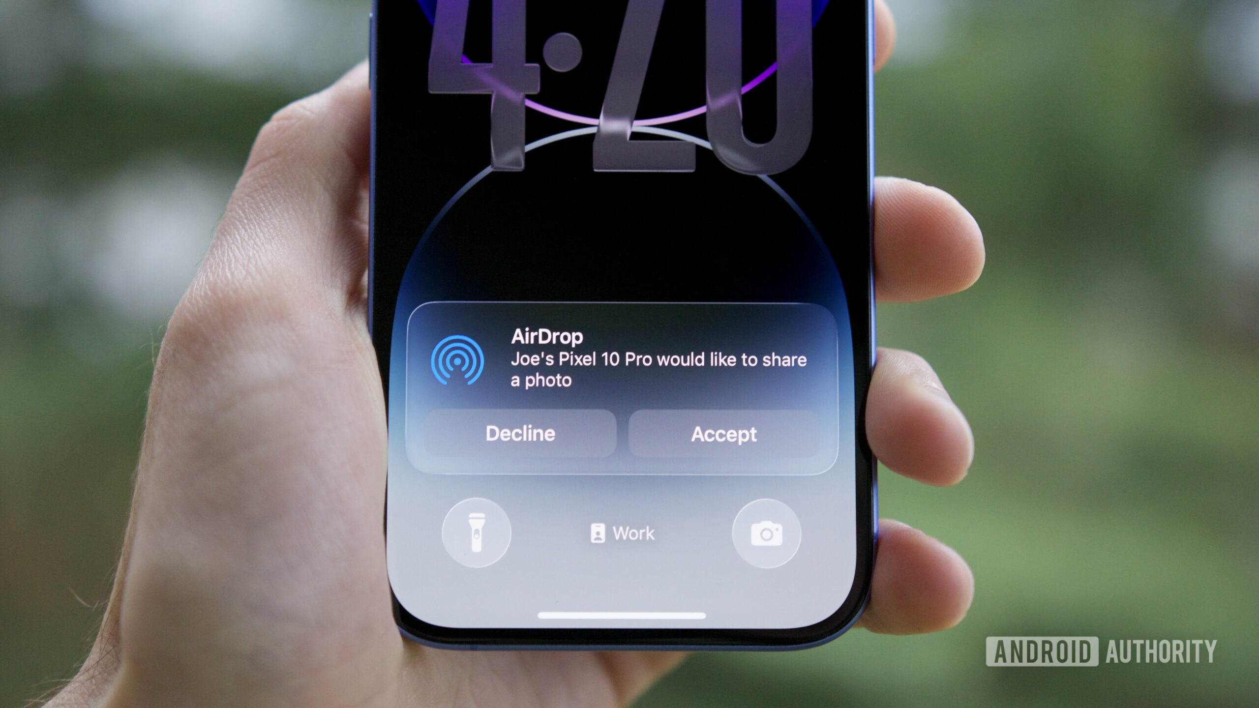 Um iPhone com notificação AirDrop, mostrando um Pixel 10 compartilhando um arquivo com ele.