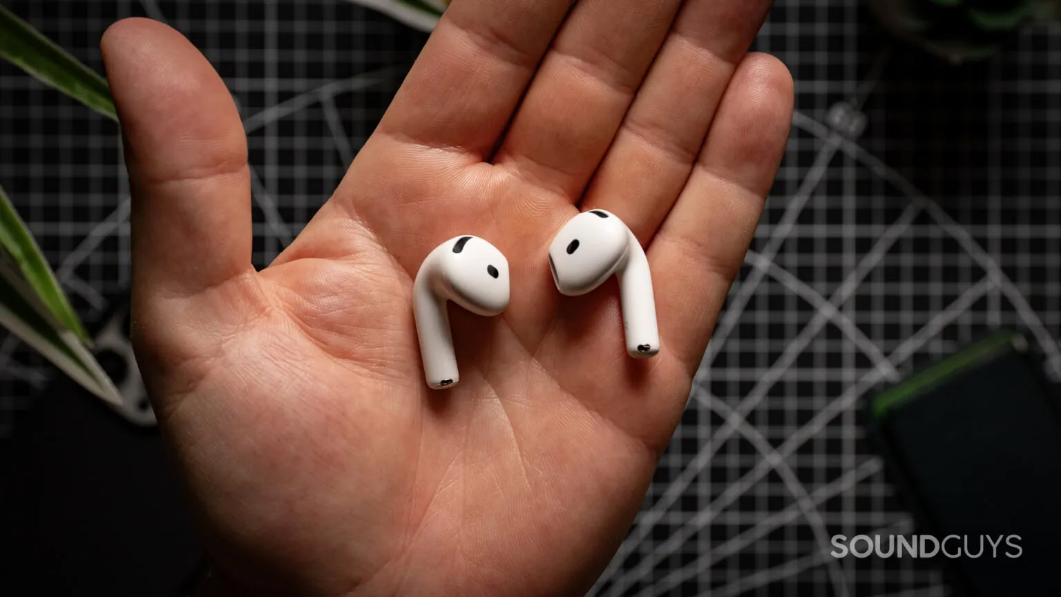 Apple AirPods 4 com ANC em mãos Apple AirPods 4 com ANC em mãos