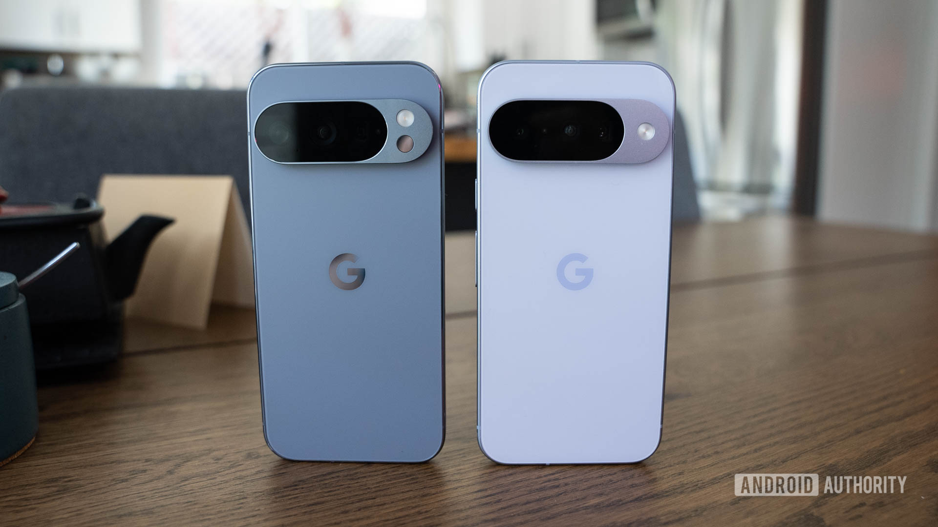 Google Pixel 10 em Frost vs Google Pixel 10 Pro em Moonstone (3 de 5)
