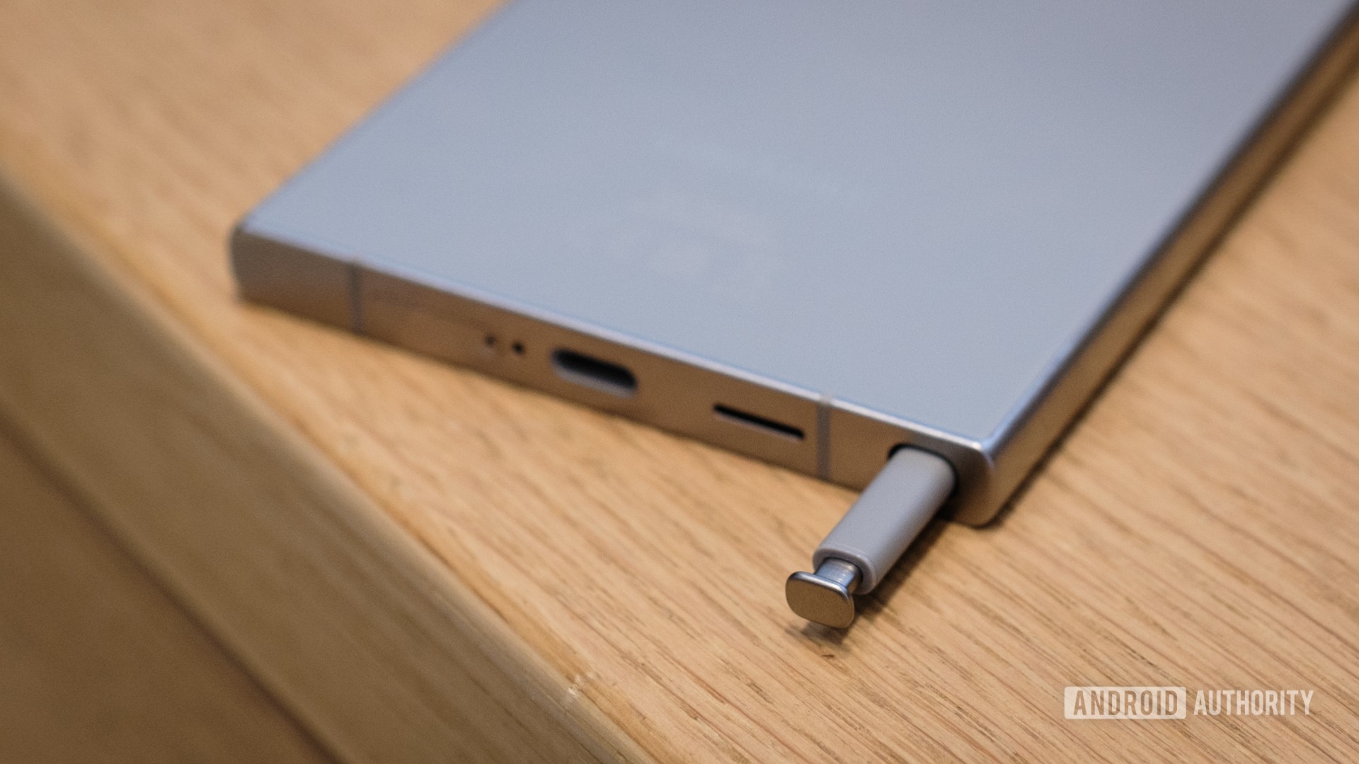 Caneta Samsung Galaxy S24 Ultra S inserida Caneta Samsung Galaxy S24 Ultra S inserida