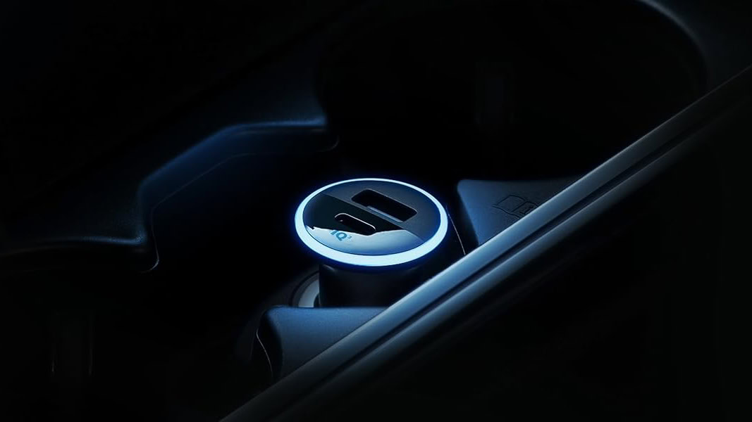 Carregador de carro Anker 323 no carro