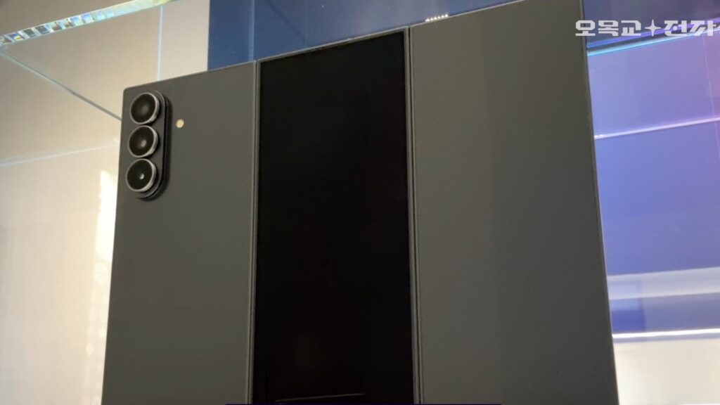 Galaxy Z TriFold finalmente visto de perto e é um verdadeiro empecilho