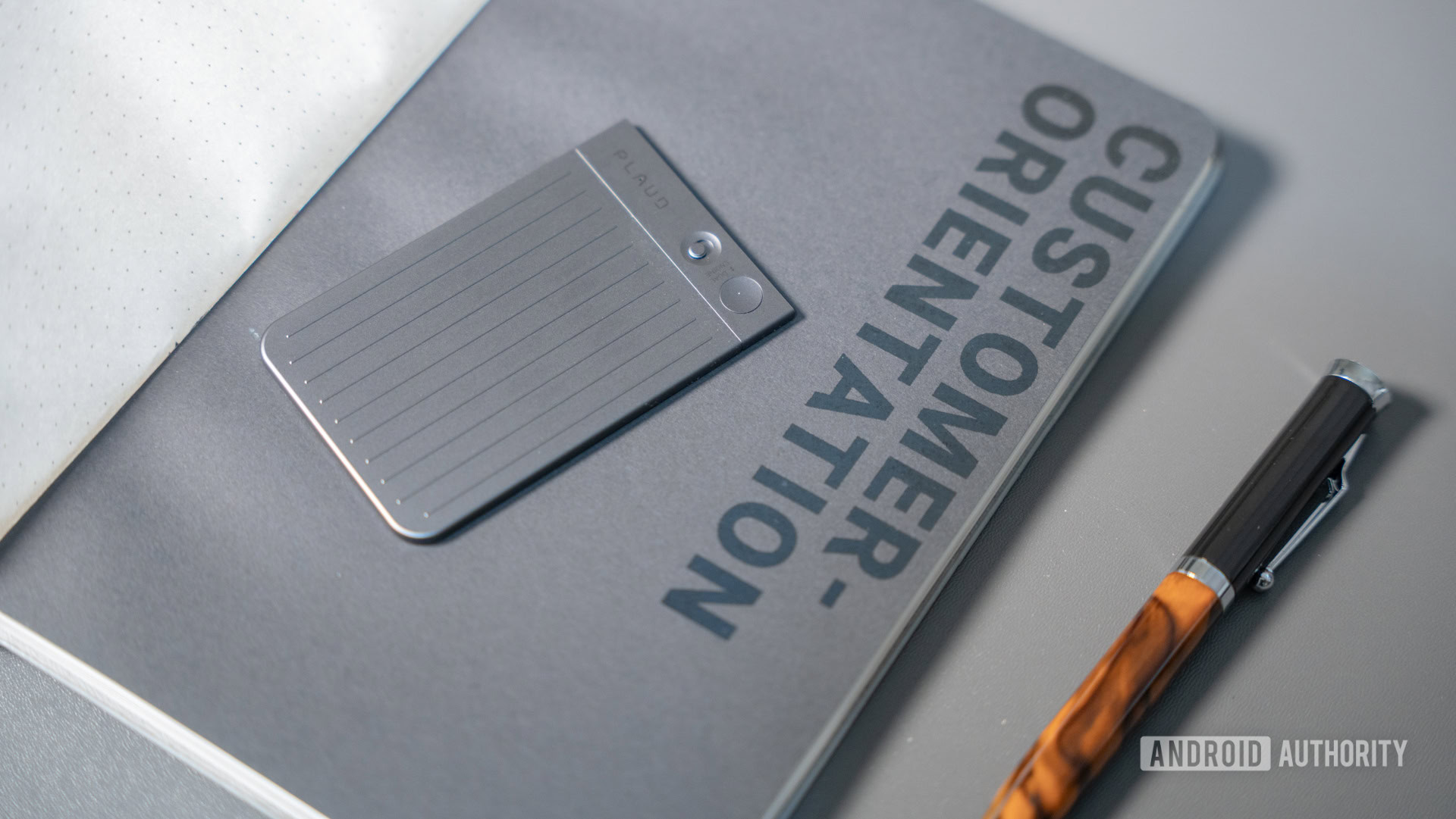 NOTA DE PLAUDA ao lado do caderno e da caneta 1