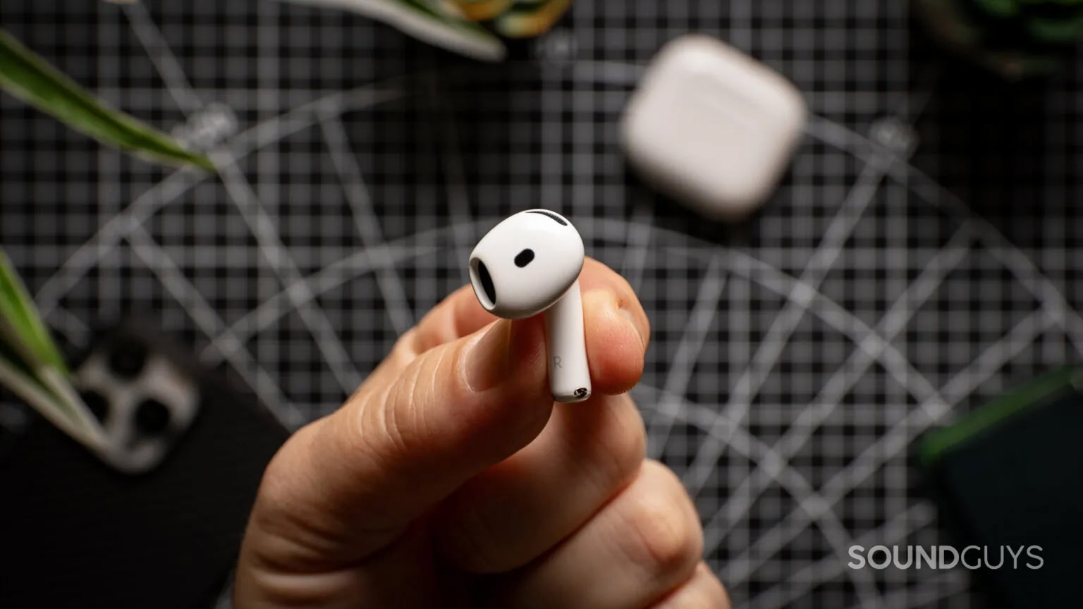 Botão Apple AirPods 4 na mão Botão Apple AirPods 4 na mão
