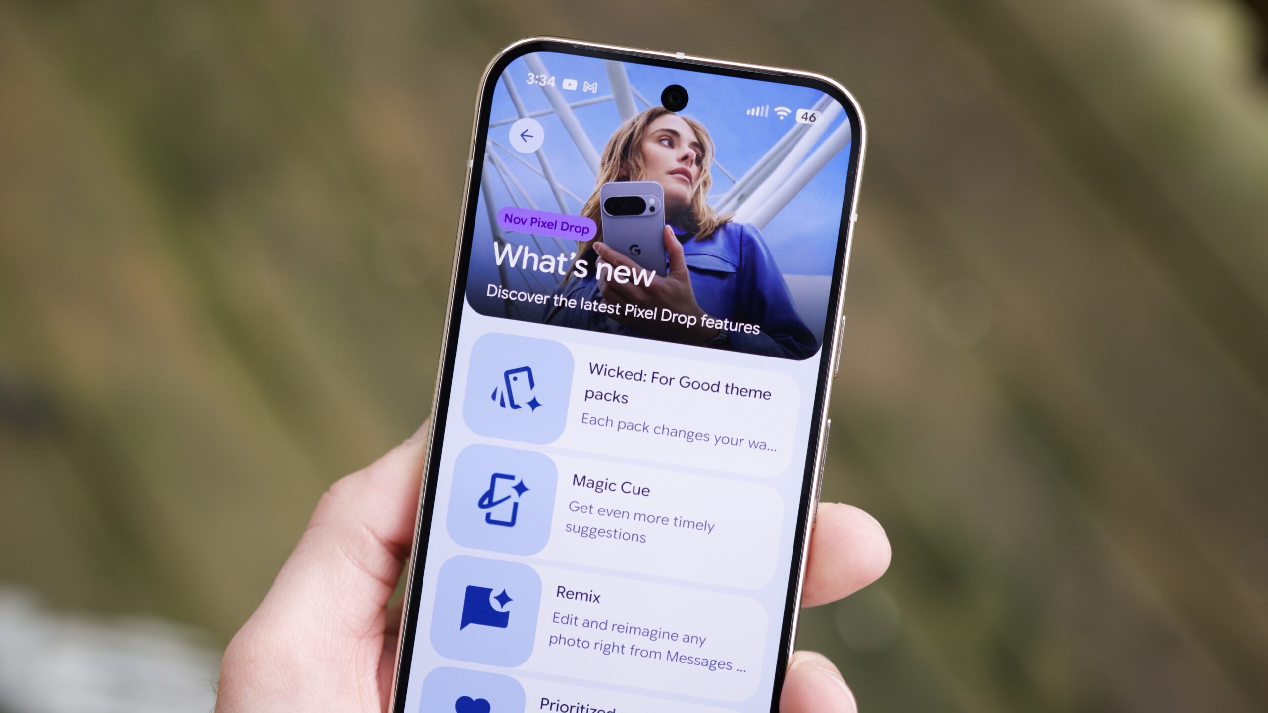 novembro de 2025 queda de pixel herói de tema perverso 3 Uma página promocional do Pixel Drop de novembro de 2025 em um telefone Pixel.