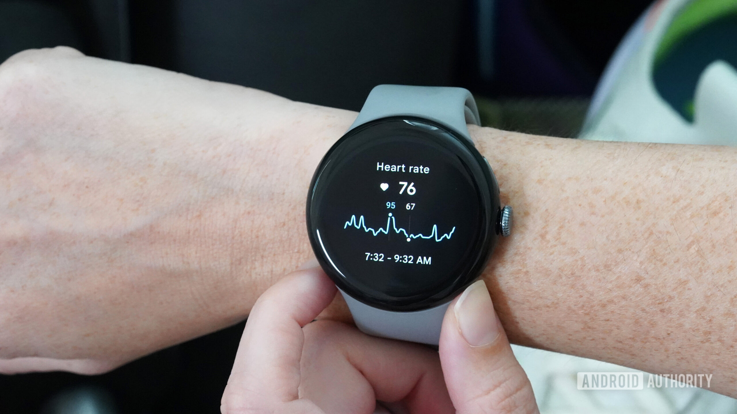 Google Pixel Watch 3 HR Um Google Pixel Watch 3 nos pulsos do usuário exibe os dados de frequência cardíaca.