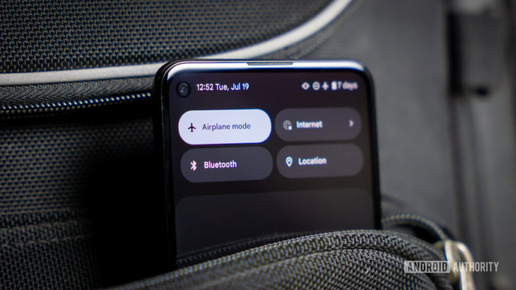O modo avião poderá em breve sincronizar entre telefones e relógios Android
