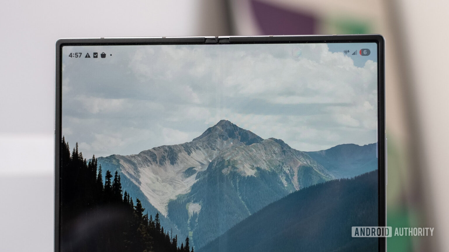 O primeiro iPhone dobrável pode ter uma câmera selfie de alta resolução sob o display