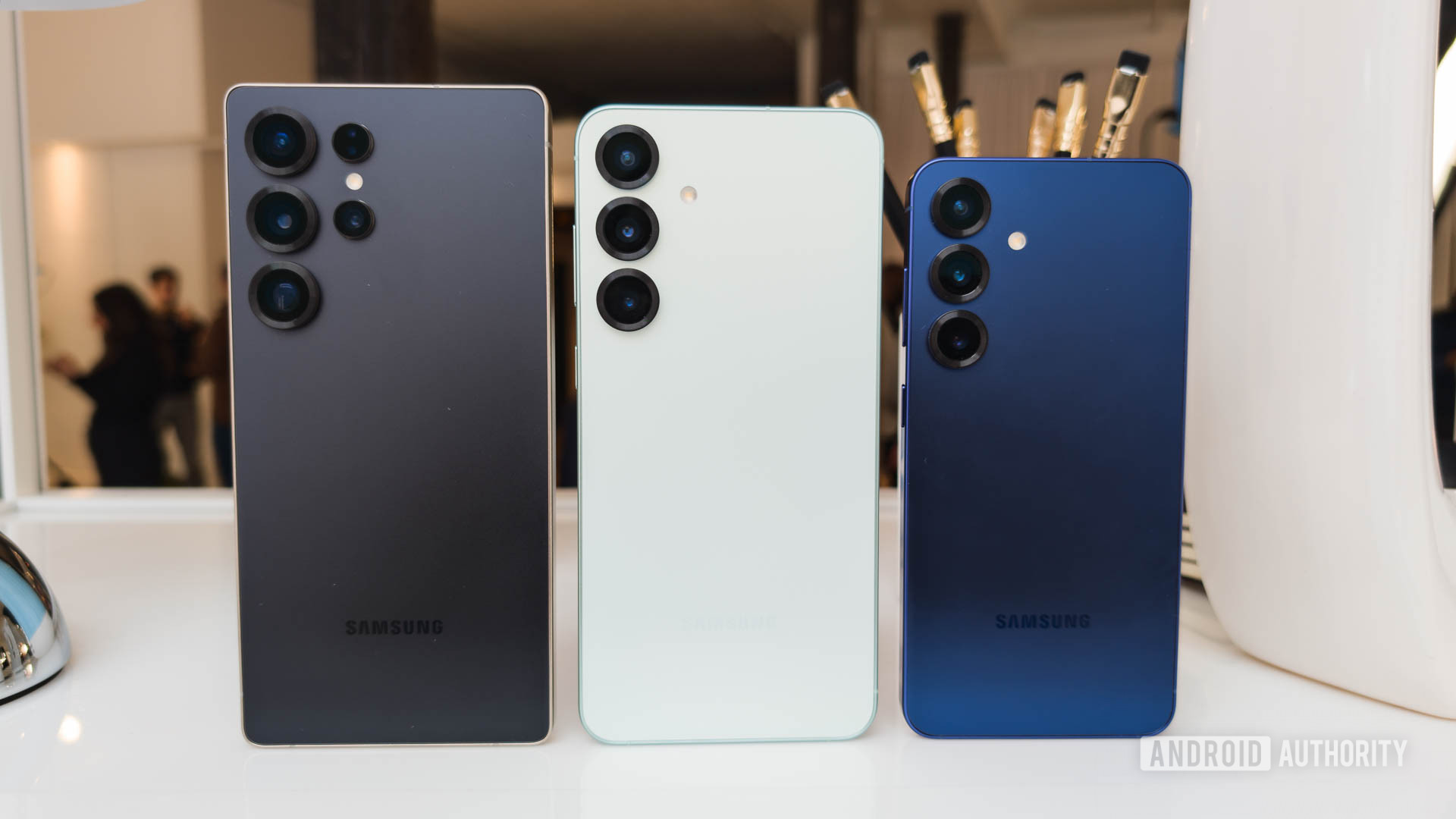 Samsung Galaxy S25 Ultra Plus e modelo normal lado a lado em uma família