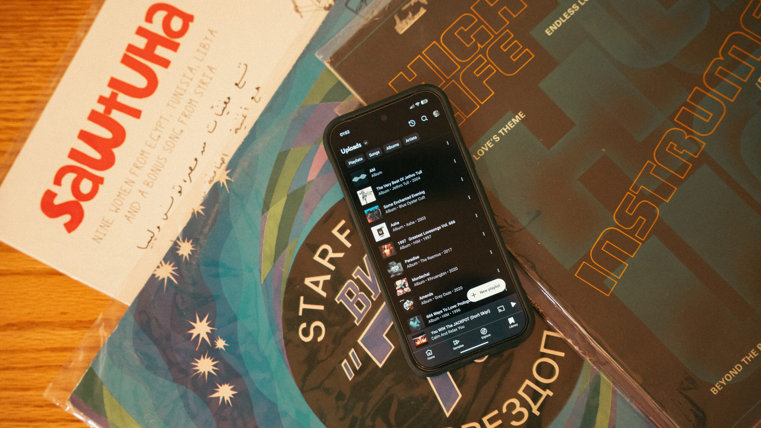 O YouTube Music enviou músicas em uma pilha de discos