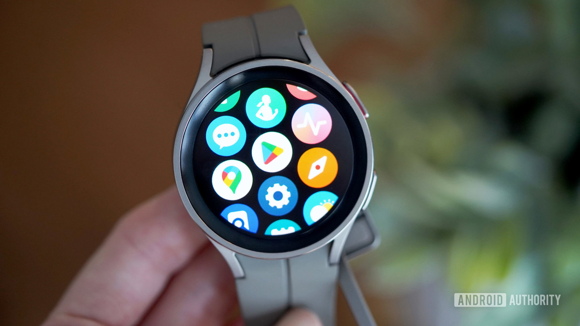 Galaxy Watch 5 Pro Wear OS Um Samsung Galaxy Watch 5 Pro exibe sua galeria de aplicativos.