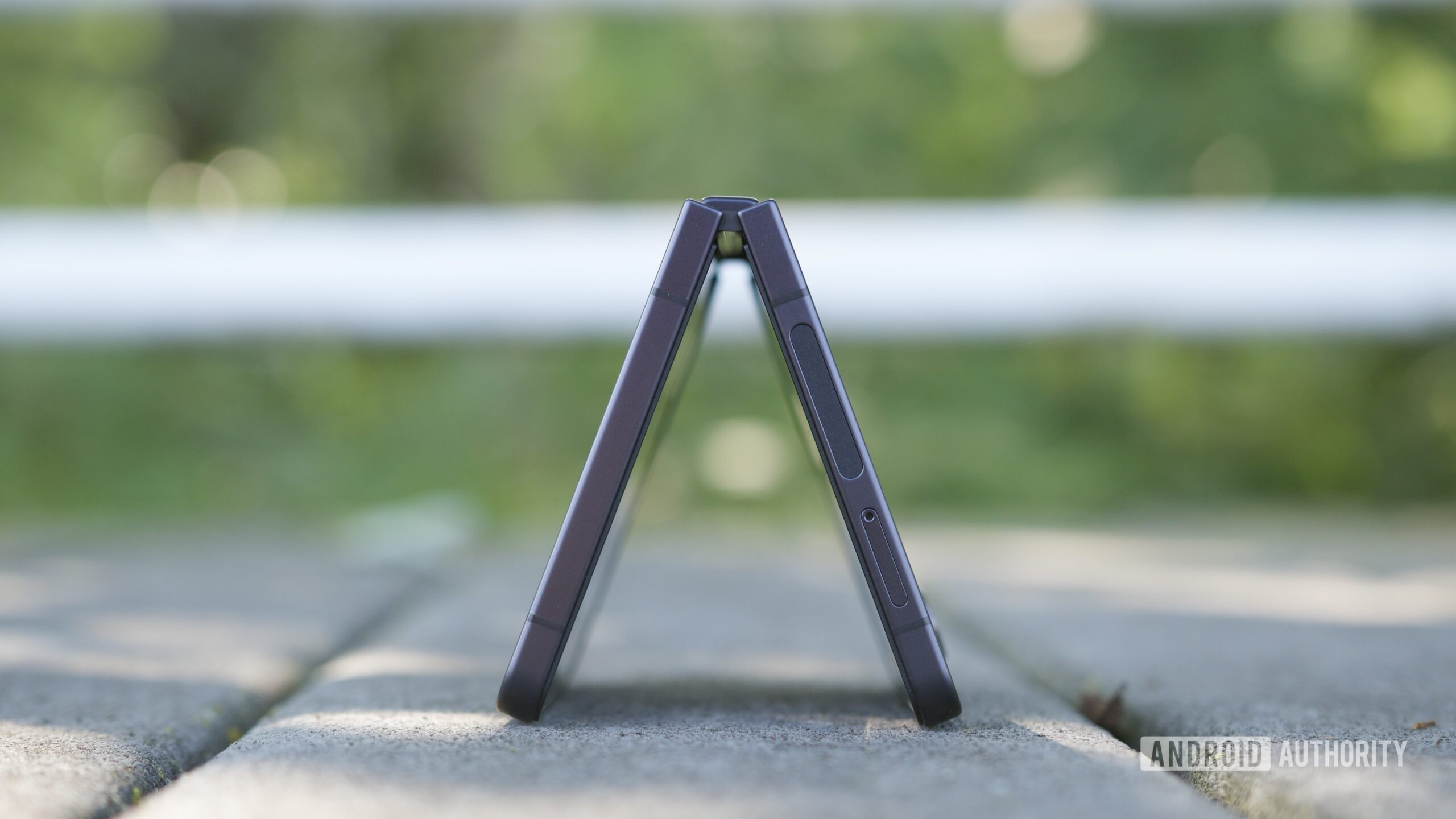 Uma vista lateral da moldura do Galaxy Z Flip 7 dobrada ao meio.