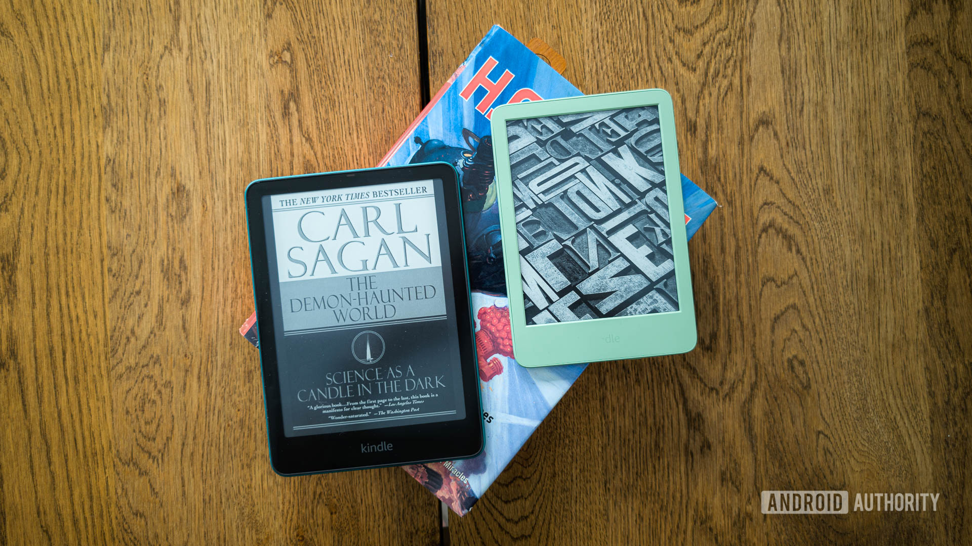 2024 Amazon Kindle e Kindle Paperwhite em cima do livro 2024 Amazon Kindle e Kindle Paperwhite em cima do livro