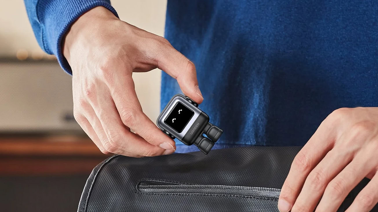 Carregador UGREEN Uno 30W em mãos Carregador UGREEN Uno 30W em mãos