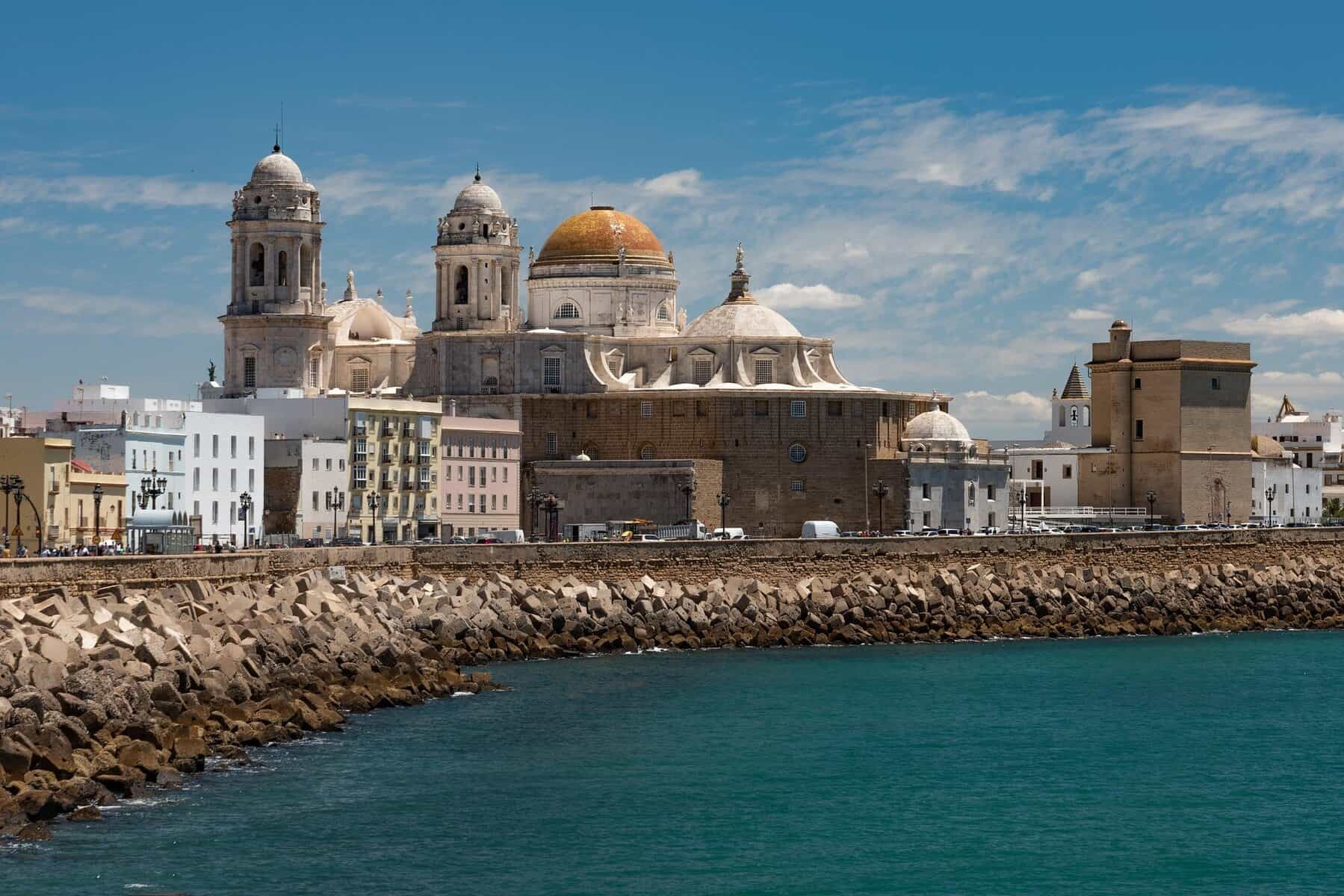 Beira-mar e catedral de Cádiz, na Espanha.