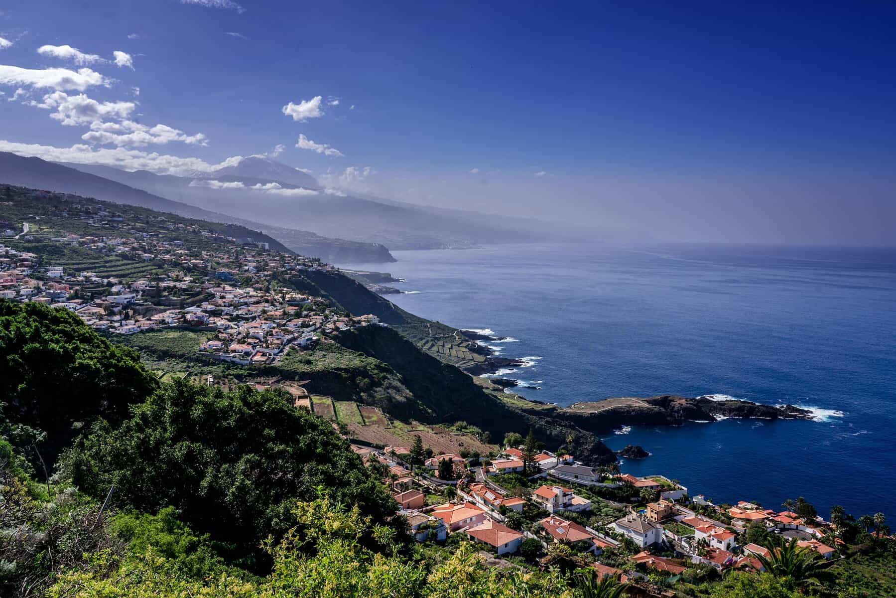 Vista da costa oceânica em Tenerife, Espanha.