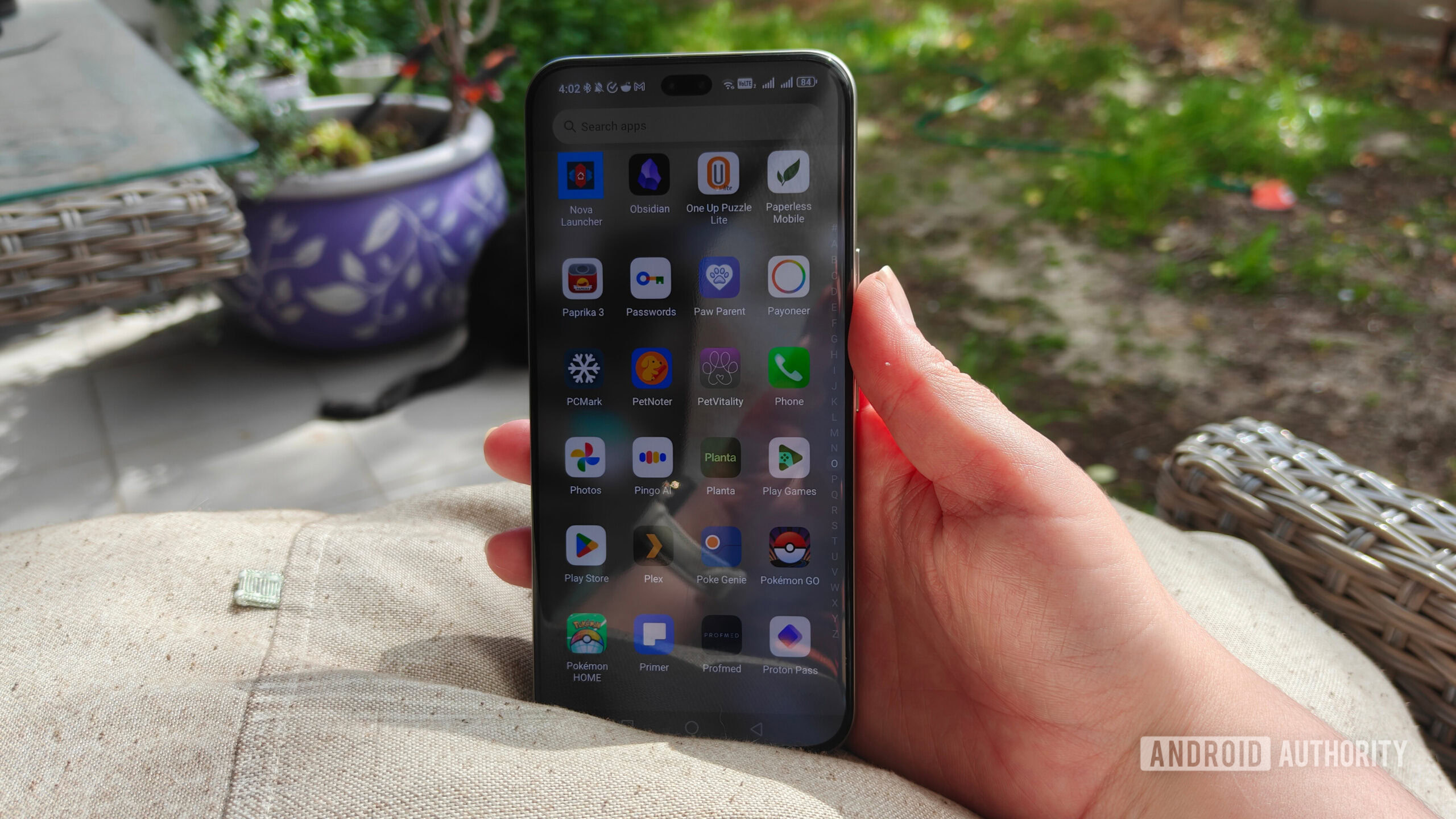 telefone sendo usado ao ar livre enquanto descansava em um travesseiro telefone sendo usado ao ar livre enquanto descansava em um travesseiro