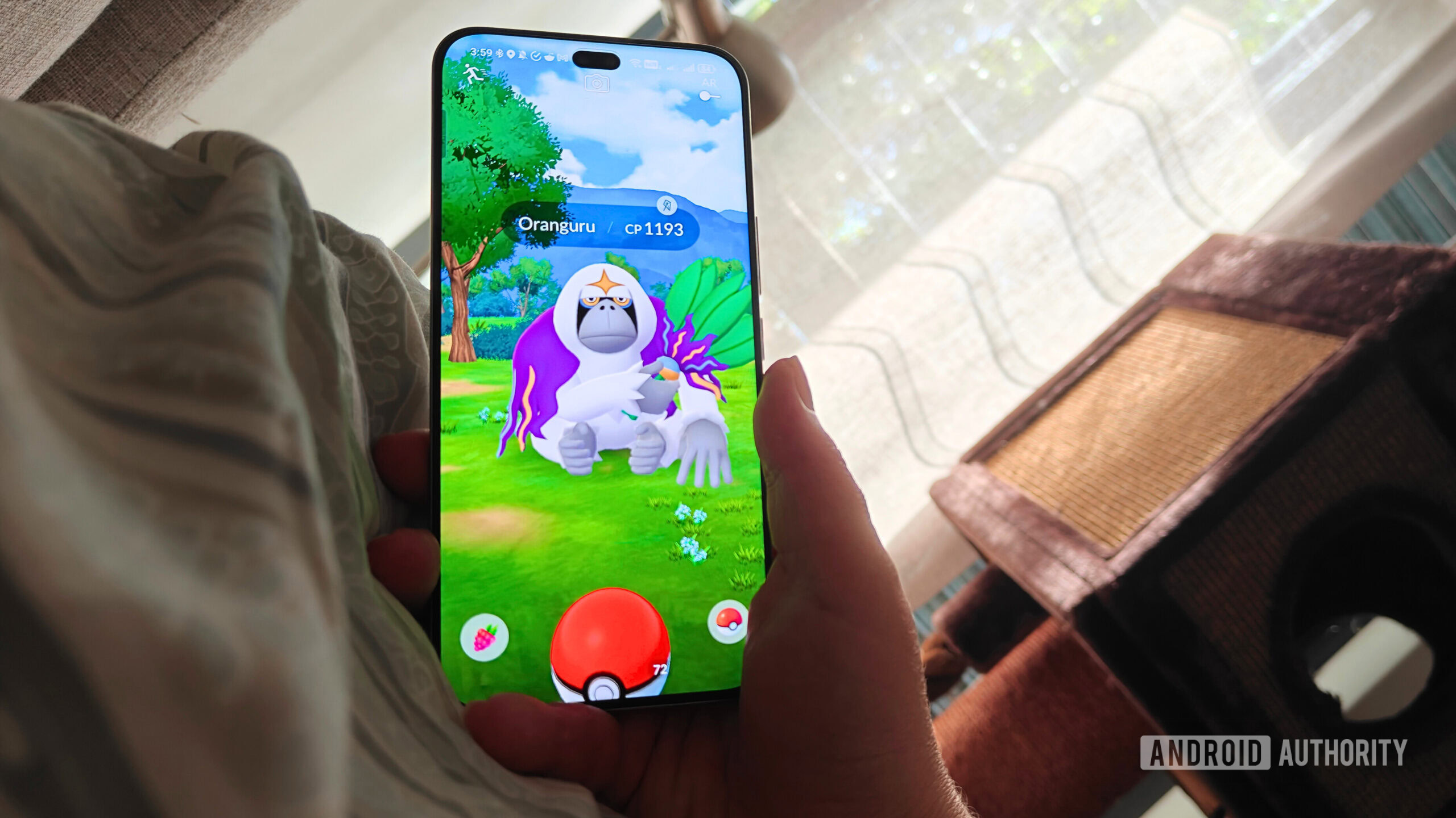 um telefone com pokémon aparece na tela apoiado em um travesseiro um telefone com pokémon aparece na tela apoiado em um travesseiro