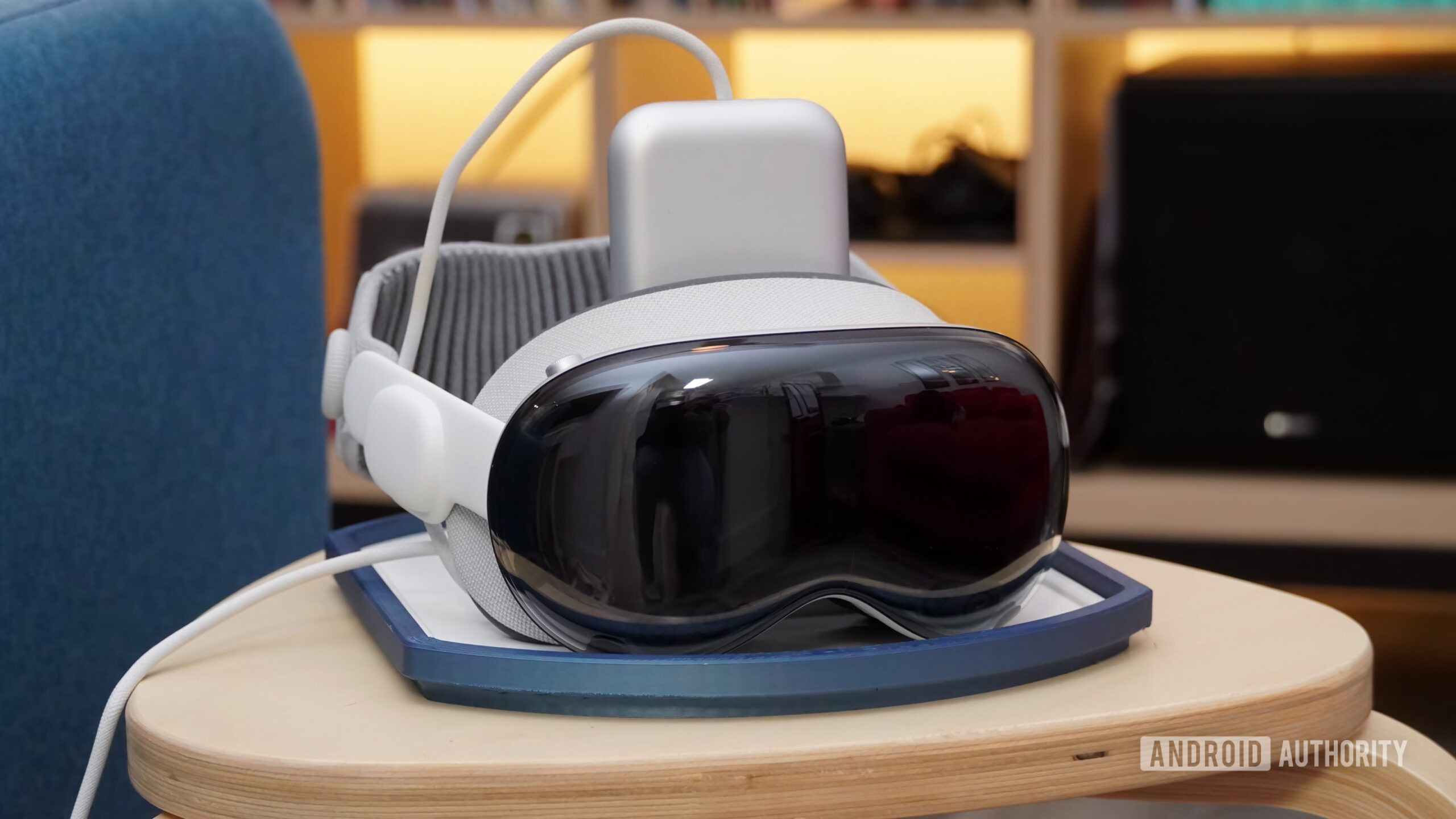 Apple Visão Pro 7 Apple Vision Pro com sua bateria conectada.