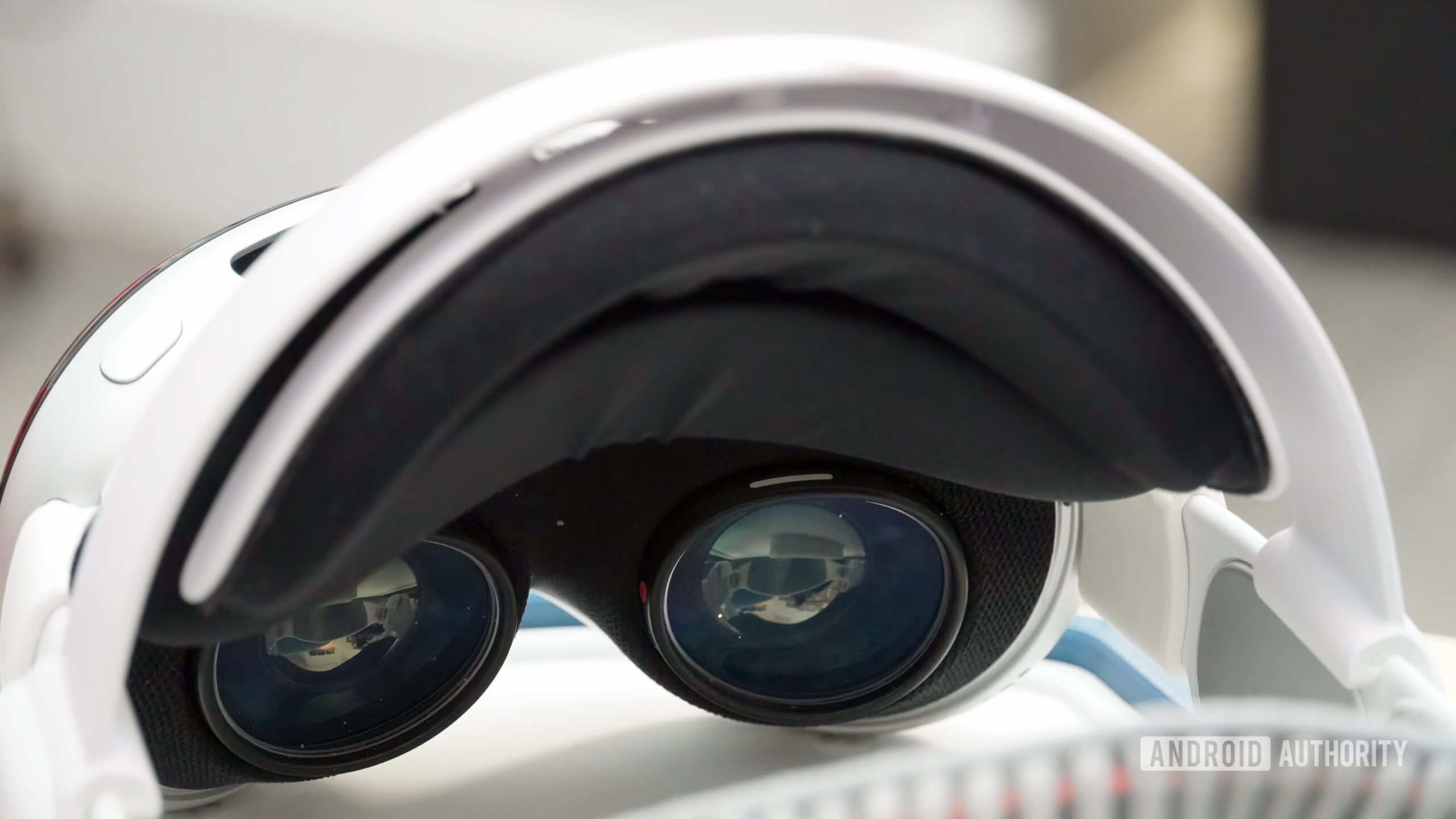 Apple Visão Pro 3 Duas alças de cabeça e interfaces faciais de terceiros para Apple Vision Pro.