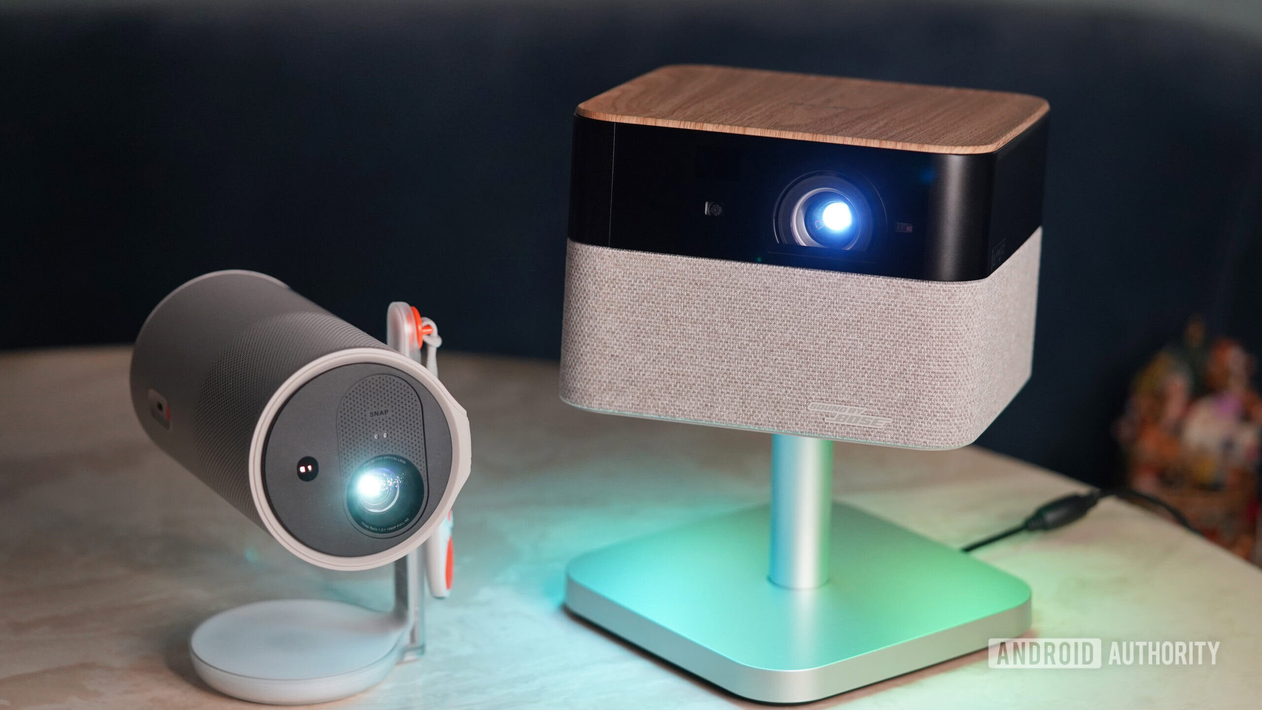 Alternativa Lifestudio Flex Plus Um Epson Lifestudio Flex Plus fica ao lado de um XGIMI Mogo 4.