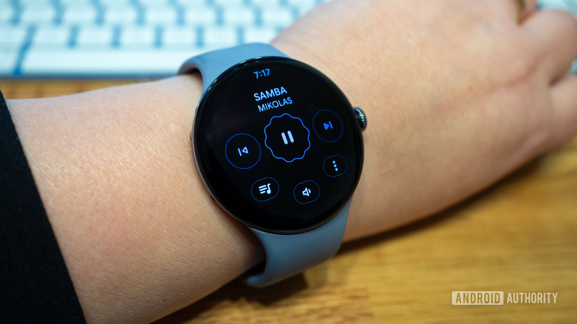 google pixel watch 4 disponível aod controles de música (1)