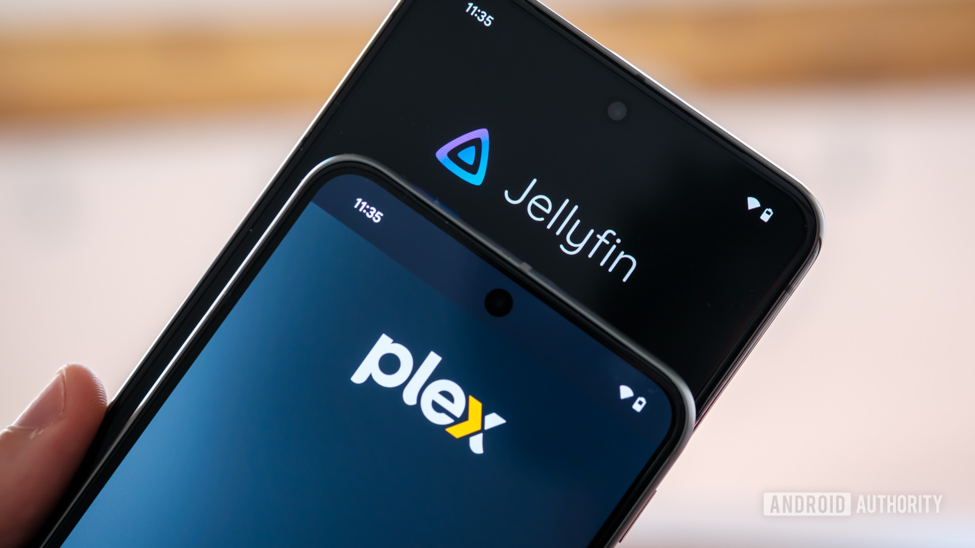 Logotipos Plex vs Jellyfin em ângulo Logotipos Plex vs Jellyfin em ângulo