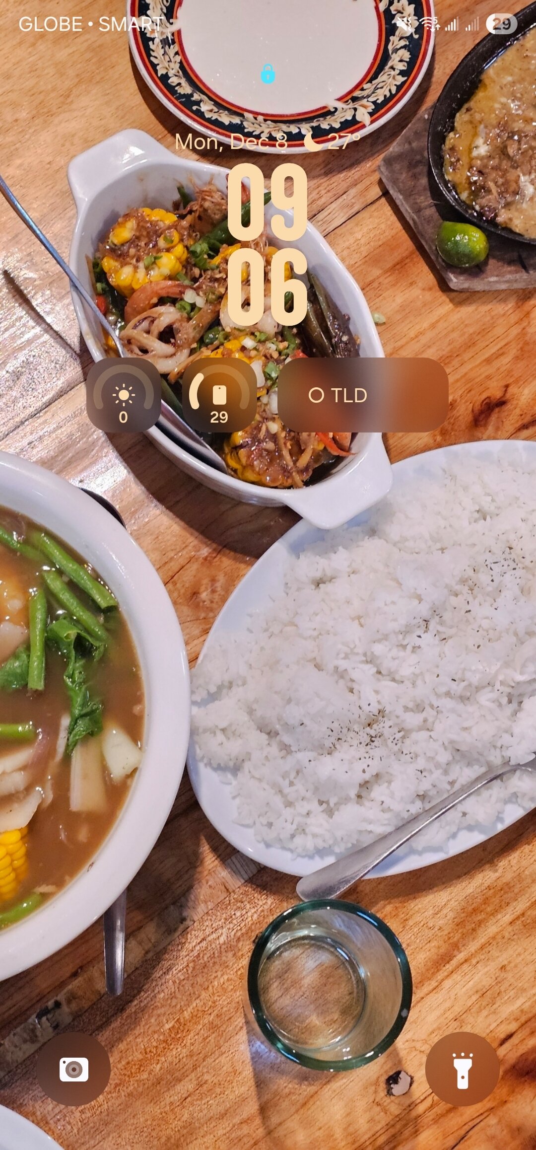 Relógio de tela de bloqueio One UI 8 mostrando comida em pratos