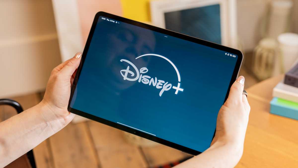 Logotipo da Disney+ em um tablet – imagem de estilo de vida em streaming